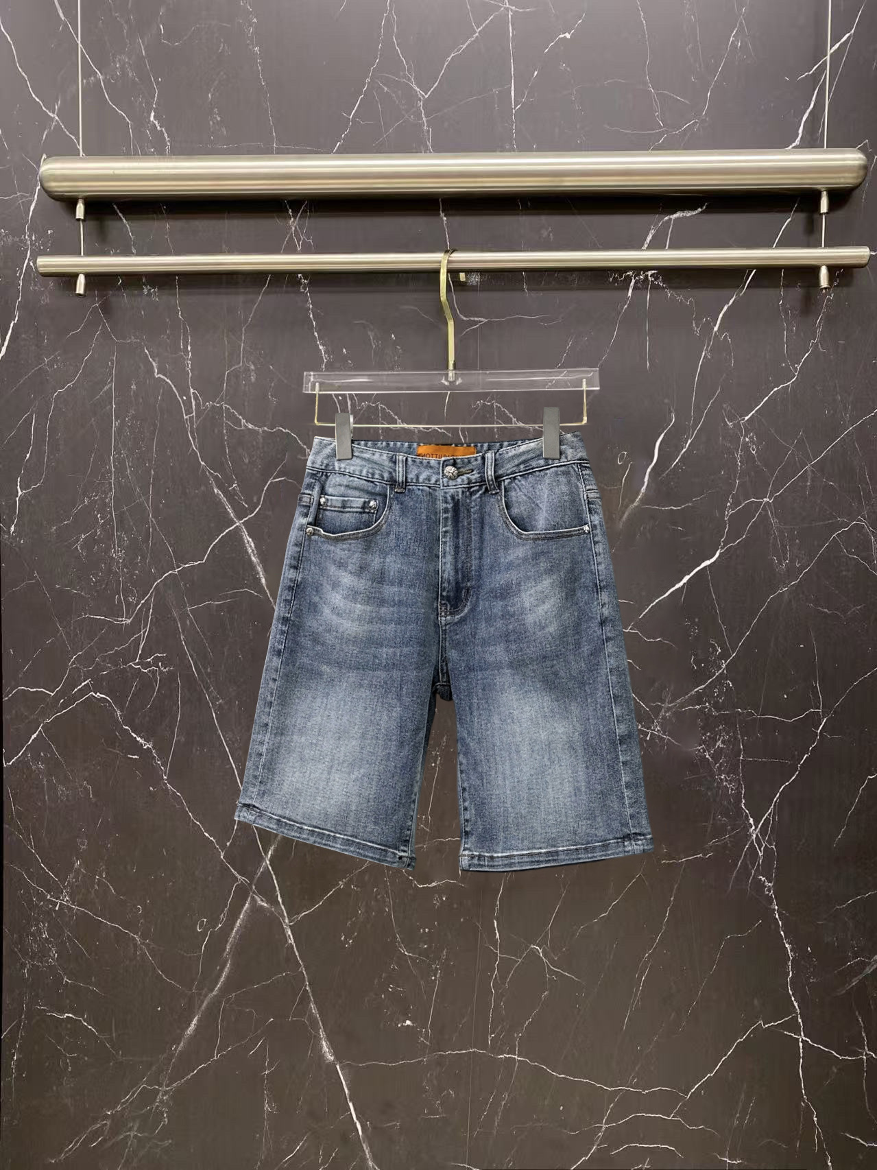 NO:834455,Croxin 2026 new summer men's jeans shorts, heavy craftsmanship, advanced custom fabrics, breathable fabrics, extremely breathable, elastic and comfortable, impeccable details, top accessories, original logo design concept, delicate and soft feel!  The upper body fit is awesome!  Size 29-36.,,chrome hearts,shorts,jeans,19860909克罗心 2026夏季新款男士牛仔裤短裤,重工艺高级定制面料透气面料 透气弹力舒适度极高,细节无可挑剔,顶级辅料配备,原版logo设计理念,手感细腻柔软！上身版型超赞！尺码29-36.,,chrome hearts,shorts,jeans,,Men's clothing