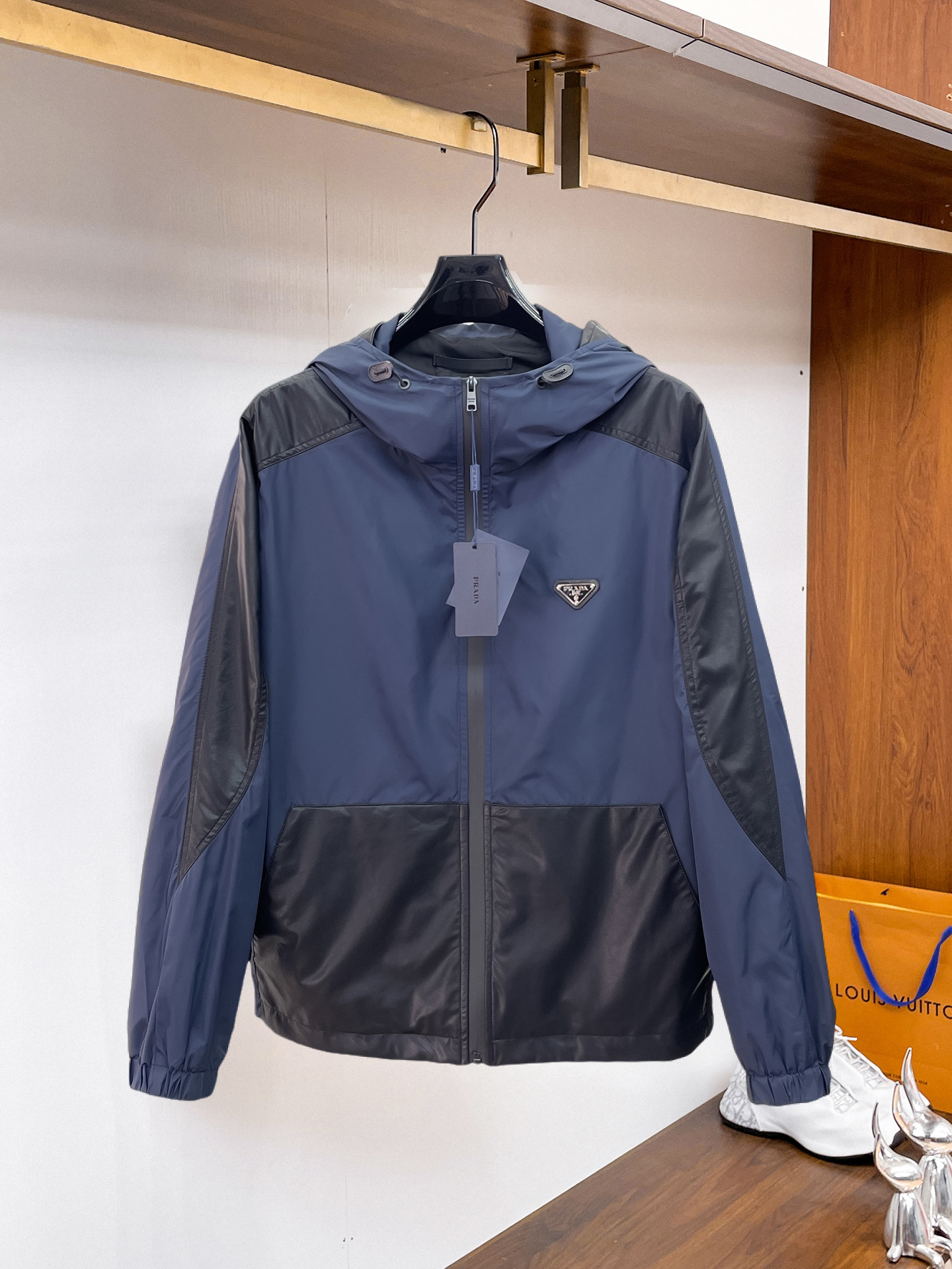 NO:937758,The same style as Prada's official website, complete with three labels, on sale in advance. 2026ss new men's jacket for autumn, high-end version with complete three labels of the original order. Custom-made fabrics at the counter. Highly breathable and comfortable, impeccable details, brand element design concept, reflecting high quality. Delicate and soft feel. Casual tailoring, excellent upper body shape. Size M～3XL, maximum weight, prada, jackets & coats, jackets & coats,19860909普拉达 官网同款,三标齐全,提前发售 2026ss开秋新款男士夹克外套,原单三标齐全高端版本 专柜定制面料 透气舒适度高,细节无可挑剔,品牌元素设计理念,体现高品质.手感细腻柔软 呈现休闲裁剪,上身版型超赞 码数M～3XL,最大穿斤,,prada,jackets & coats,jackets & coats,,Men's clothing