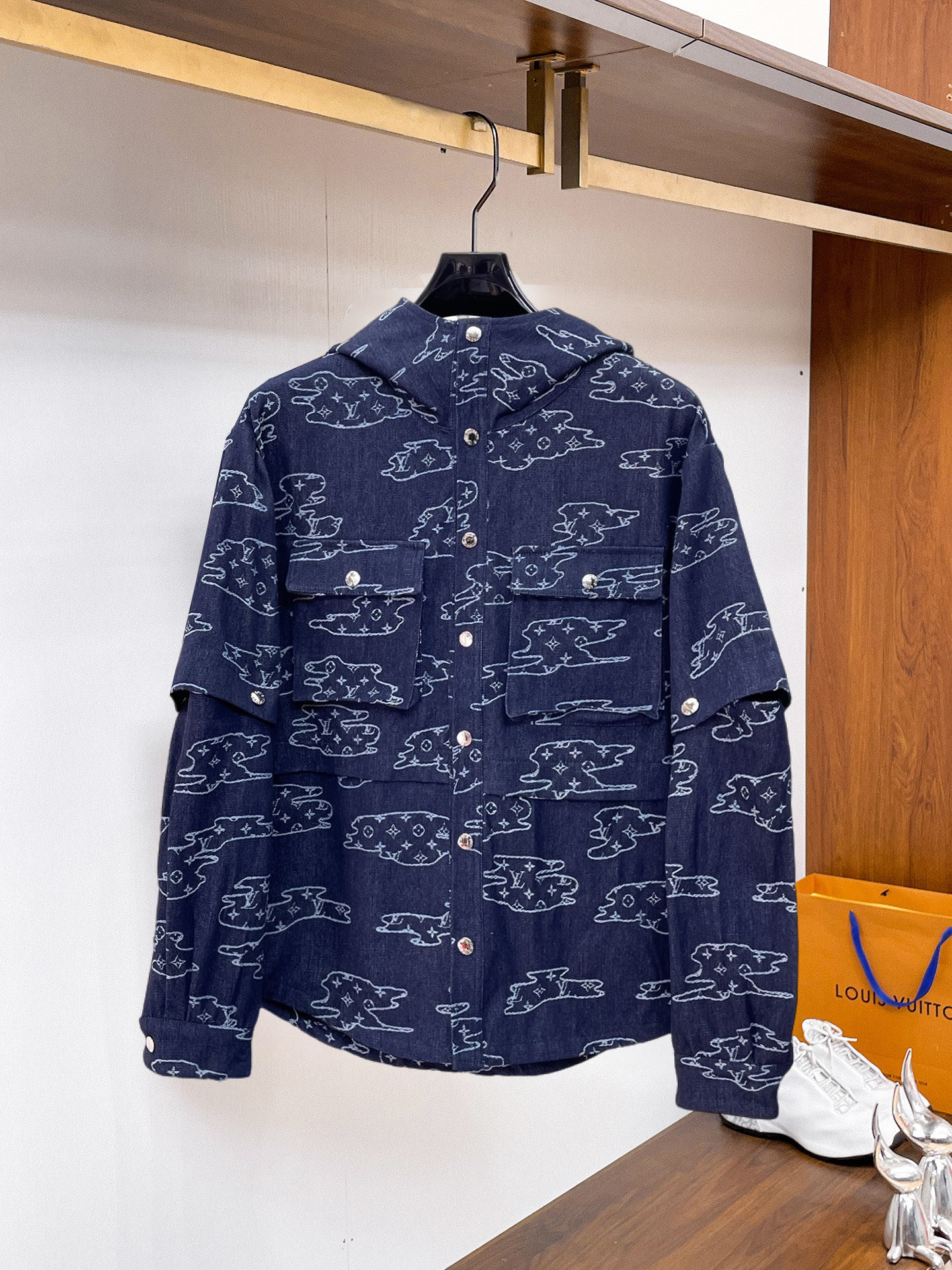 NO:937761,The same style as the LV official website, complete with three labels, on sale in advance. 2026ss new autumn men's denim jacket, original high-end version with complete three labels. Custom-made fabrics at the counter. Highly breathable and comfortable, impeccable details, brand element design concept, reflecting high quality. Delicate and soft feel. Casual tailoring, excellent upper body shape. Size M～3XL, maximum weight, Louis Vuitton, jackets & coats,jackets & coats,19860909LV 官网同款,三标齐全,提前发售 2026ss开秋新款男士牛仔夹克外套,原单三标齐全高端版本 专柜定制面料 透气舒适度高,细节无可挑剔,品牌元素设计理念,体现高品质.手感细腻柔软 呈现休闲裁剪,上身版型超赞 码数M～3XL,最大穿斤,,louis vuitton,jackets & coats,jackets & coats,,Men's clothing