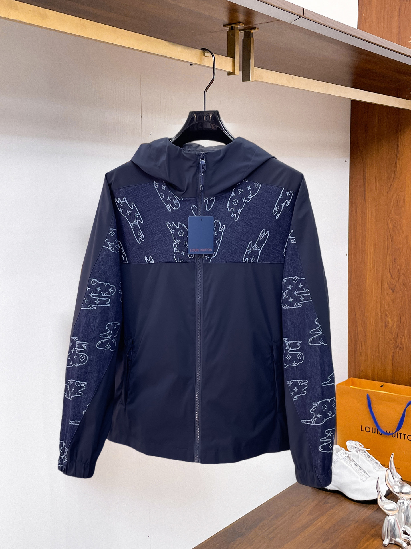 NO:937764,The same style as the LV official website, complete with three labels, on sale in advance. 2026ss new autumn men's denim jacket, original high-end version with complete three labels. Custom-made fabrics at the counter. Highly breathable and comfortable, impeccable details, brand element design concept, reflecting high quality. Delicate and soft feel. Casual tailoring, excellent upper body shape. Size M～3XL, maximum weight, Louis Vuitton, jackets & coats,jackets & coats,19860909LV 官网同款,三标齐全,提前发售 2026ss开秋新款男士牛仔夹克外套,原单三标齐全高端版本 专柜定制面料 透气舒适度高,细节无可挑剔,品牌元素设计理念,体现高品质.手感细腻柔软 呈现休闲裁剪,上身版型超赞 码数M～3XL,最大穿斤,,louis vuitton,jackets & coats,jackets & coats,,Men's clothing
