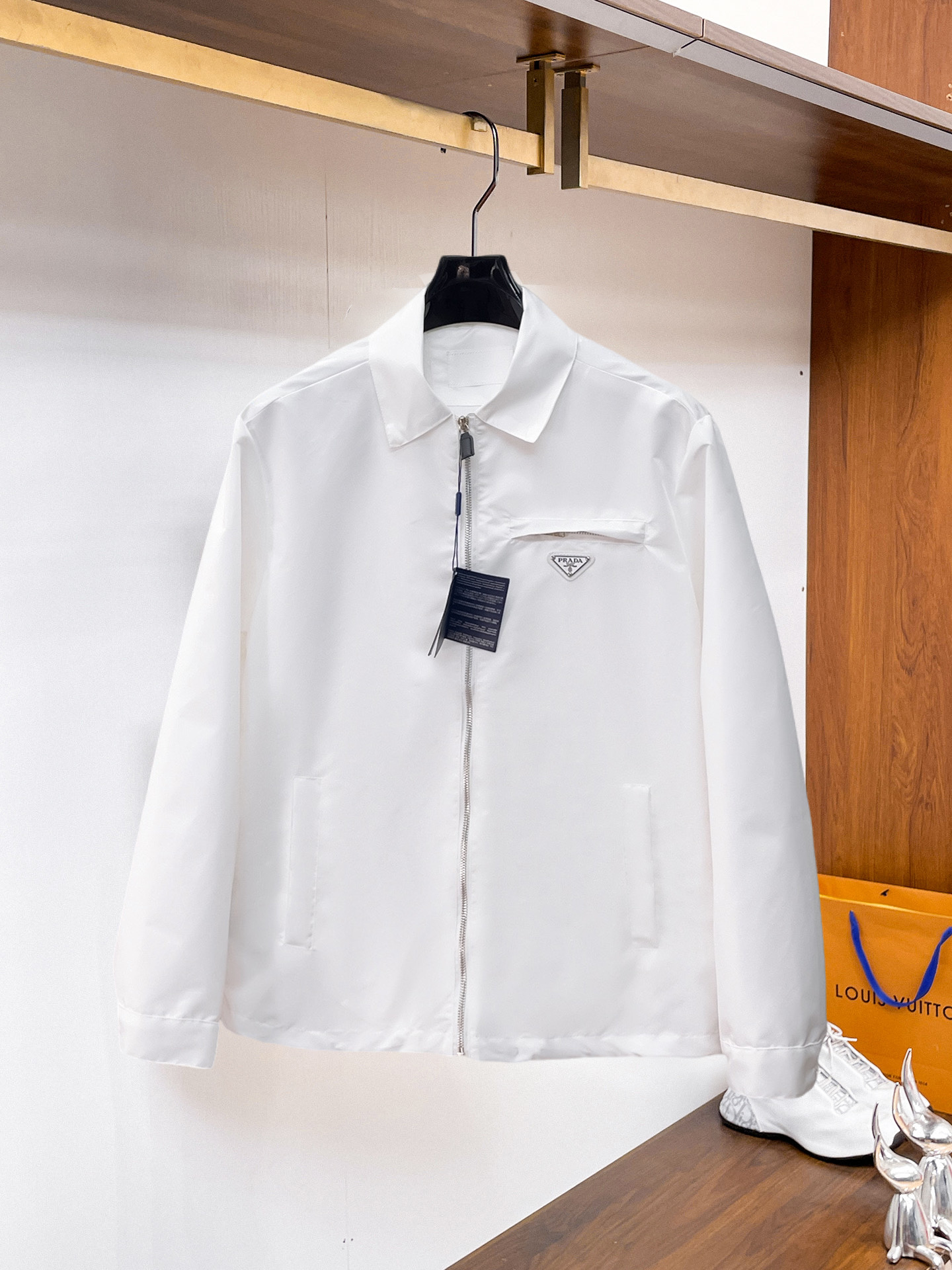 NO:937767,The same style as Prada's official website, complete with three labels, on sale in advance. 2026ss new men's jacket for autumn, high-end version with complete three labels of the original order. Custom-made fabrics at the counter. Highly breathable and comfortable, impeccable details, brand element design concept, reflecting high quality. Delicate and soft feel. Casual tailoring, excellent upper body shape. Size M～3XL, maximum weight, prada, jackets & coats, jackets & coats,19860909普拉达 官网同款,三标齐全,提前发售 2026ss开秋新款男士夹克外套,原单三标齐全高端版本 专柜定制面料 透气舒适度高,细节无可挑剔,品牌元素设计理念,体现高品质.手感细腻柔软 呈现休闲裁剪,上身版型超赞 码数M～3XL,最大穿斤,,prada,jackets & coats,jackets & coats,,Men's clothing