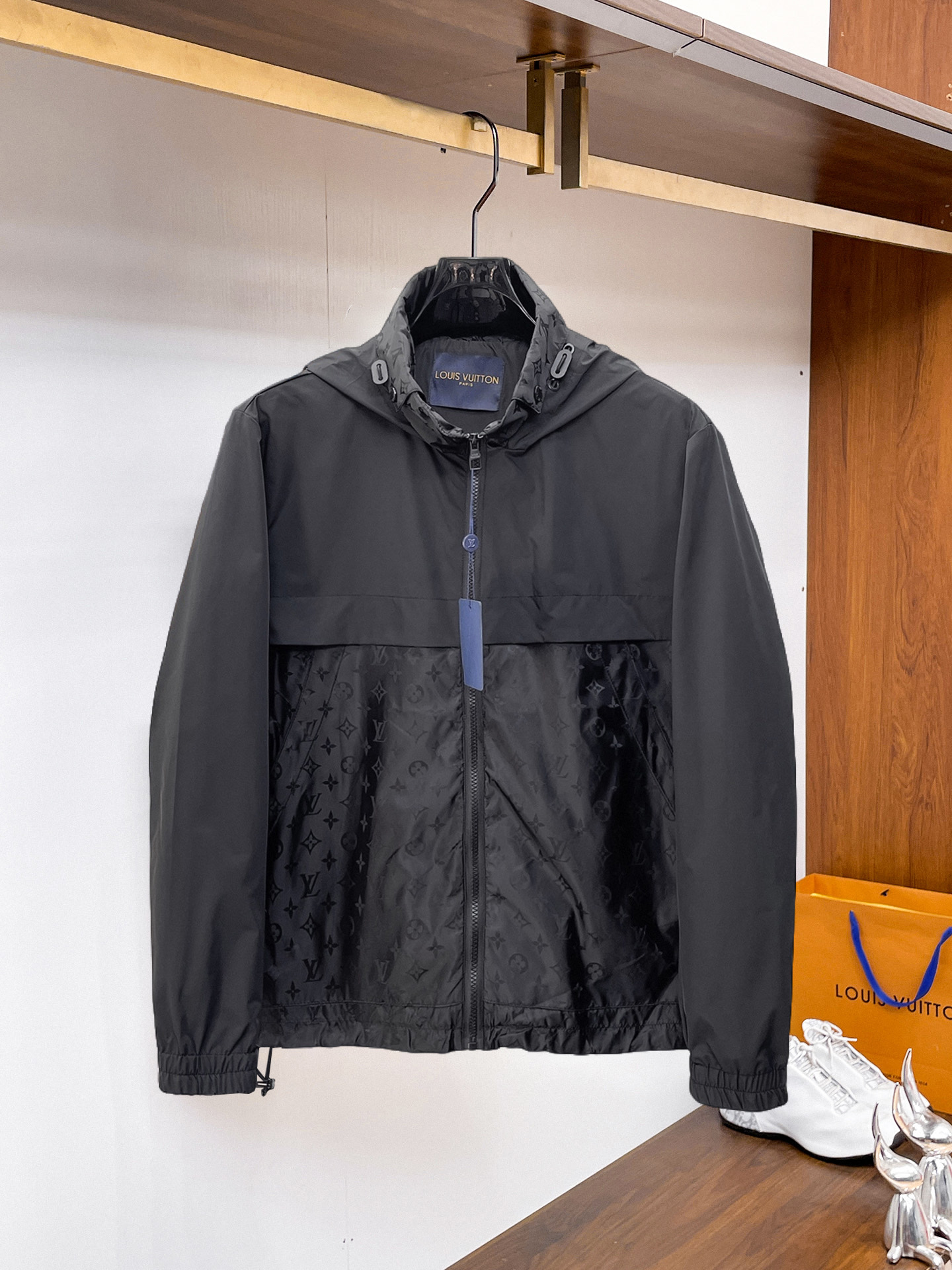 NO:937770,The same style as the LV official website, complete with three labels, on sale in advance. 2026ss new autumn men's jacket, high-end version with complete three labels of the original order. Custom-made fabrics at the counter. Highly breathable and comfortable, impeccable details, brand element design concept, reflecting high quality. Delicate and soft feel. Casual tailoring, excellent upper body shape. Size M～3XL, maximum weight, Louis Vuitton, jackets & coats, jackets & coats,19860909LV 官网同款,三标齐全,提前发售 2026ss开秋新款男士夹克外套,原单三标齐全高端版本 专柜定制面料 透气舒适度高,细节无可挑剔,品牌元素设计理念,体现高品质.手感细腻柔软 呈现休闲裁剪,上身版型超赞 码数M～3XL,最大穿斤,,louis vuitton,jackets & coats,jackets & coats,,Men's clothing