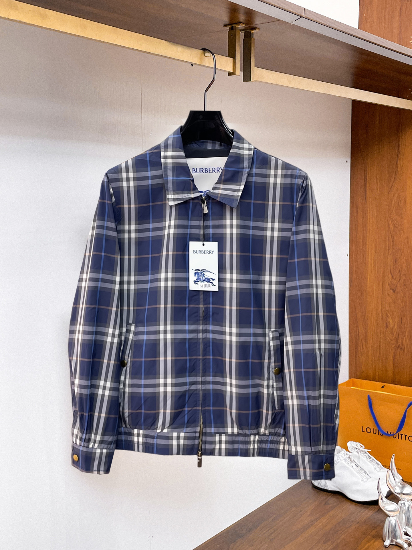 NO:937773,The same style as Burberry's official website, complete with three labels, on sale in advance. 2026ss new men's jacket for autumn, high-end version with complete three labels from the original order. Custom-made fabrics at the counter. Highly breathable and comfortable, impeccable details, brand element design concept, reflecting high quality. Delicate and soft feel. Casual tailoring, excellent upper body shape. Size M～3XL, maximum weight,,burberry,jackets & coats,jackets & coats,19860909巴宝莉 官网同款,三标齐全,提前发售 2026ss开秋新款男士夹克外套,原单三标齐全高端版本 专柜定制面料 透气舒适度高,细节无可挑剔,品牌元素设计理念,体现高品质.手感细腻柔软 呈现休闲裁剪,上身版型超赞 码数M～3XL,最大穿斤,,burberry,jackets & coats,jackets & coats,,Men's clothing