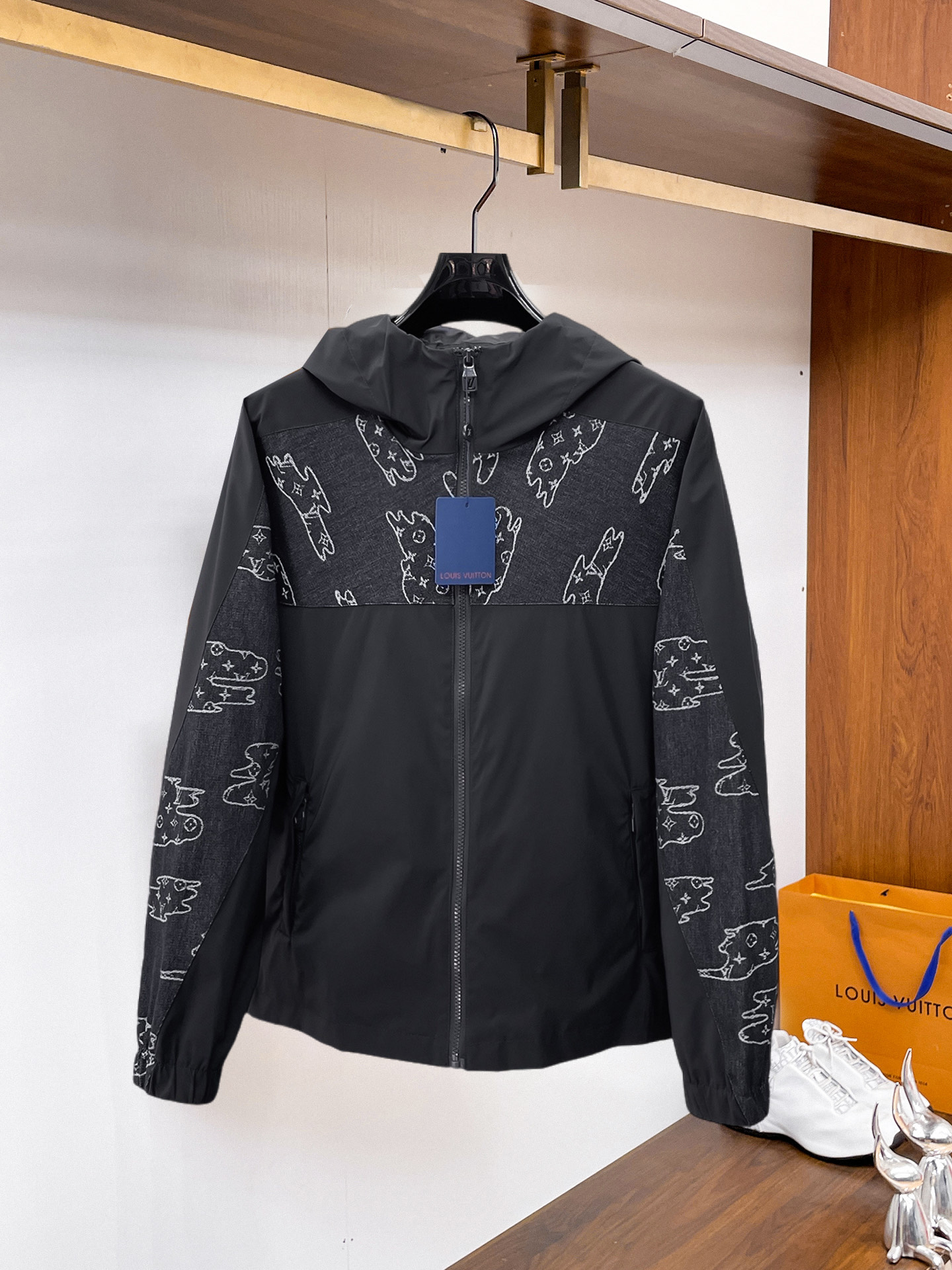 NO:937776,The same style as the LV official website, complete with three labels, on sale in advance. 2026ss new autumn men's denim jacket, original high-end version with complete three labels. Custom-made fabrics at the counter. Highly breathable and comfortable, impeccable details, brand element design concept, reflecting high quality. Delicate and soft feel. Casual tailoring, excellent upper body shape. Size M～3XL, maximum weight, Louis Vuitton, jackets & coats,jackets & coats,19860909LV 官网同款,三标齐全,提前发售 2026ss开秋新款男士牛仔夹克外套,原单三标齐全高端版本 专柜定制面料 透气舒适度高,细节无可挑剔,品牌元素设计理念,体现高品质.手感细腻柔软 呈现休闲裁剪,上身版型超赞 码数M～3XL,最大穿斤,,louis vuitton,jackets & coats,jackets & coats,,Men's clothing