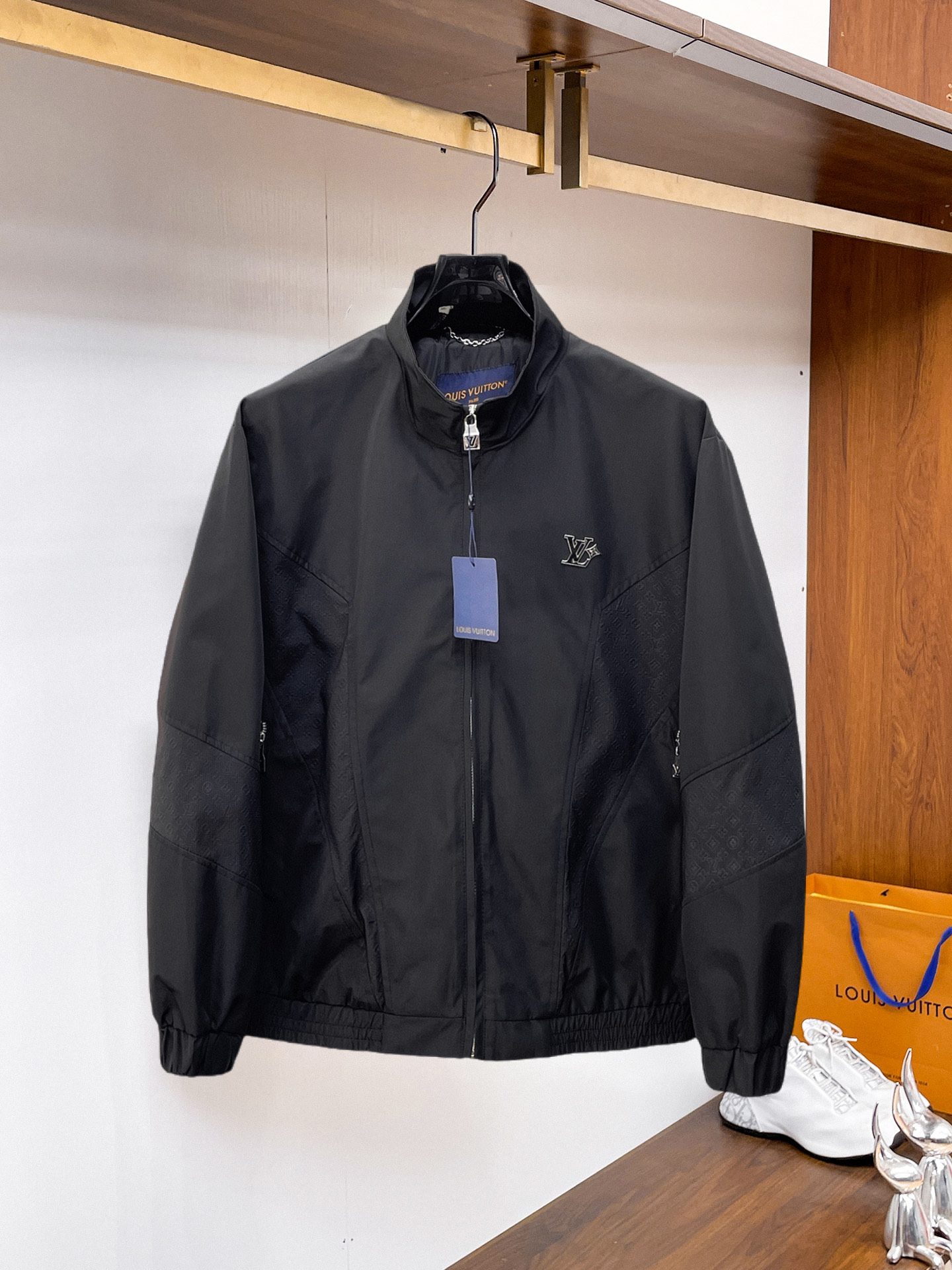 NO:937750,The same style as the LV official website, complete with three labels, on sale in advance. 2026ss new autumn men's jacket, high-end version with complete three labels of the original order. Custom-made fabrics at the counter. Highly breathable and comfortable, impeccable details, brand element design concept, reflecting high quality. Delicate and soft feel. Casual tailoring, excellent upper body shape. Size M～3XL, maximum weight, Louis Vuitton, jackets & coats, jackets & coats,19860909LV 官网同款,三标齐全,提前发售 2026ss开秋新款男士夹克外套,原单三标齐全高端版本 专柜定制面料 透气舒适度高,细节无可挑剔,品牌元素设计理念,体现高品质.手感细腻柔软 呈现休闲裁剪,上身版型超赞 码数M～3XL,最大穿斤,,louis vuitton,jackets & coats,jackets & coats,,Men's clothing