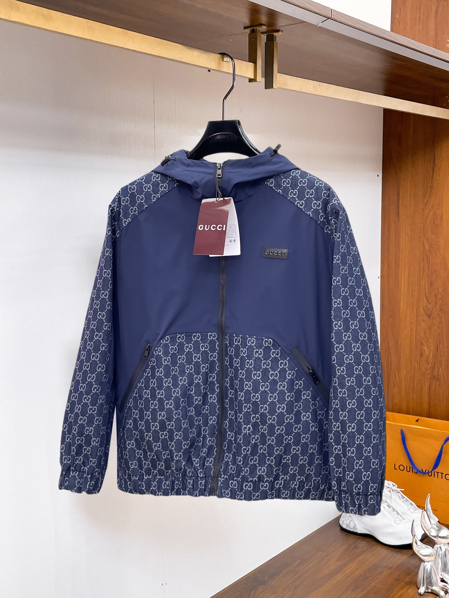 NO:937753,Gucci official website same style, complete with three labels, on sale in advance. 2026ss new men's jacket for autumn, high-end version with complete three labels of the original order. Custom-made fabrics at the counter. Highly breathable and comfortable, impeccable details, brand element design concept, reflecting high quality. Delicate and soft feel. Casual tailoring, excellent upper body shape. Size M～3XL, maximum weight,,jackets & coats,jackets & coats,19860909古奇 官网同款,三标齐全,提前发售 2026ss开秋新款男士夹克外套,原单三标齐全高端版本 专柜定制面料 透气舒适度高,细节无可挑剔,品牌元素设计理念,体现高品质.手感细腻柔软 呈现休闲裁剪,上身版型超赞 码数M～3XL,最大穿斤,,jackets & coats,jackets & coats,,Men's clothing