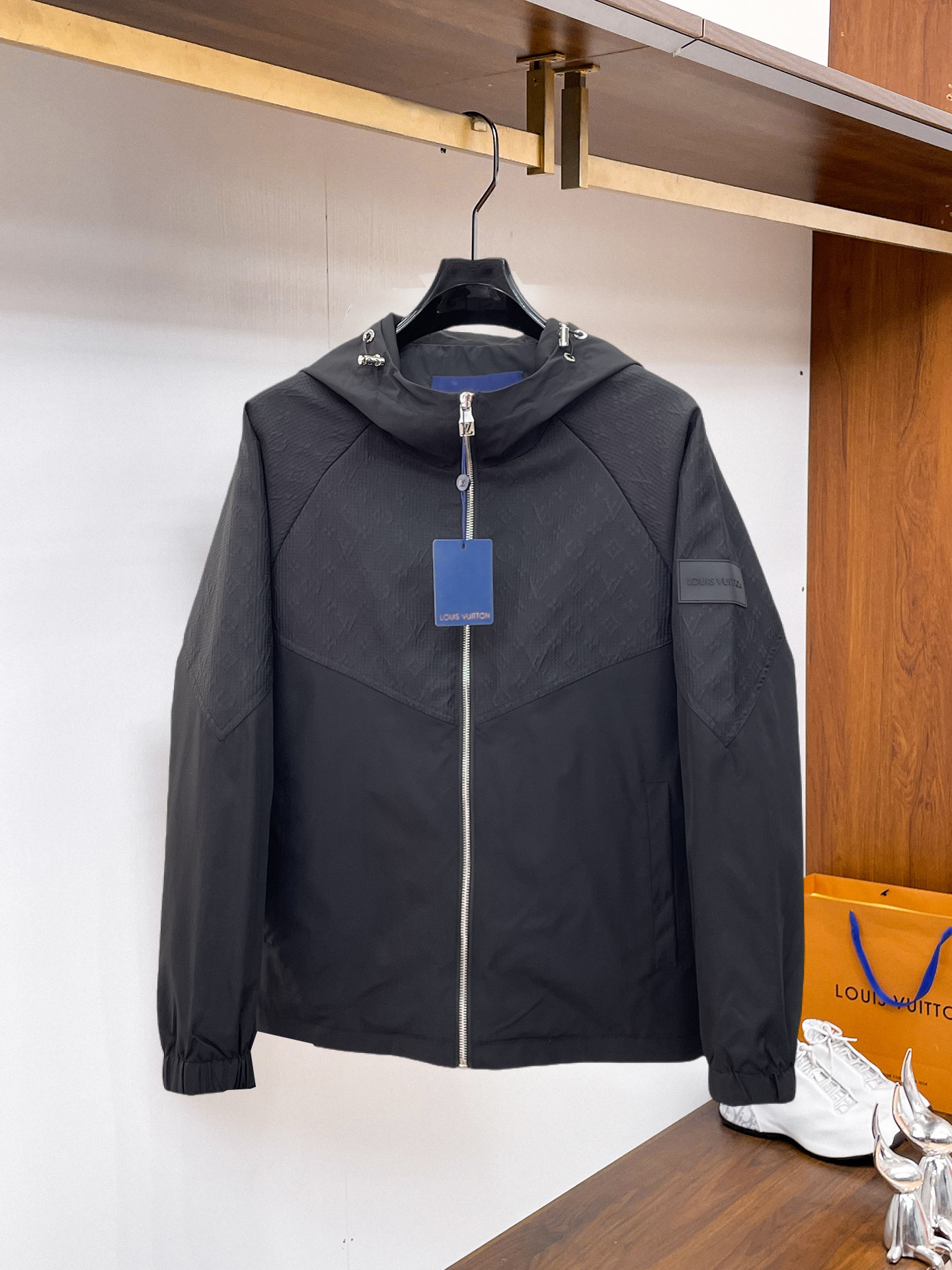 NO:937756,The same style as the LV official website, complete with three labels, on sale in advance. 2026ss new autumn men's jacket, high-end version with complete three labels of the original order. Custom-made fabrics at the counter. Highly breathable and comfortable, impeccable details, brand element design concept, reflecting high quality. Delicate and soft feel. Casual tailoring, excellent upper body shape. Size M～3XL, maximum weight, Louis Vuitton, jackets & coats, jackets & coats,19860909LV 官网同款,三标齐全,提前发售 2026ss开秋新款男士夹克外套,原单三标齐全高端版本 专柜定制面料 透气舒适度高,细节无可挑剔,品牌元素设计理念,体现高品质.手感细腻柔软 呈现休闲裁剪,上身版型超赞 码数M～3XL,最大穿斤,,louis vuitton,jackets & coats,jackets & coats,,Men's clothing