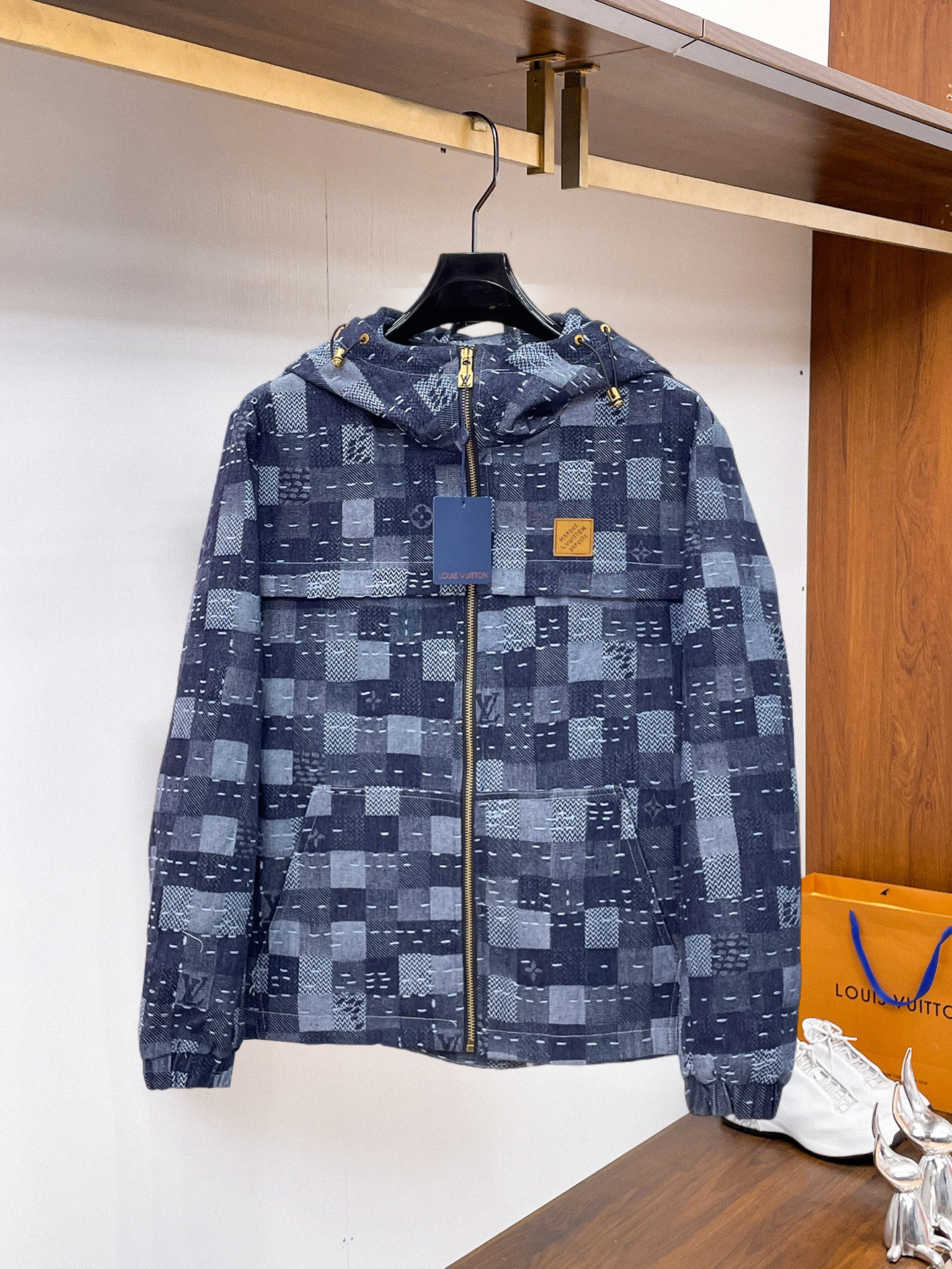 NO:937759,The same style as the LV official website, complete with three labels, on sale in advance. 2026ss new autumn men's denim jacket, original high-end version with complete three labels. Custom-made fabrics at the counter. Highly breathable and comfortable, impeccable details, brand element design concept, reflecting high quality. Delicate and soft feel. Casual tailoring, excellent upper body shape. Size M～3XL, maximum weight, Louis Vuitton, jackets & coats,jackets & coats,19860909LV 官网同款,三标齐全,提前发售 2026ss开秋新款男士牛仔夹克外套,原单三标齐全高端版本 专柜定制面料 透气舒适度高,细节无可挑剔,品牌元素设计理念,体现高品质.手感细腻柔软 呈现休闲裁剪,上身版型超赞 码数M～3XL,最大穿斤,,louis vuitton,jackets & coats,jackets & coats,,Men's clothing