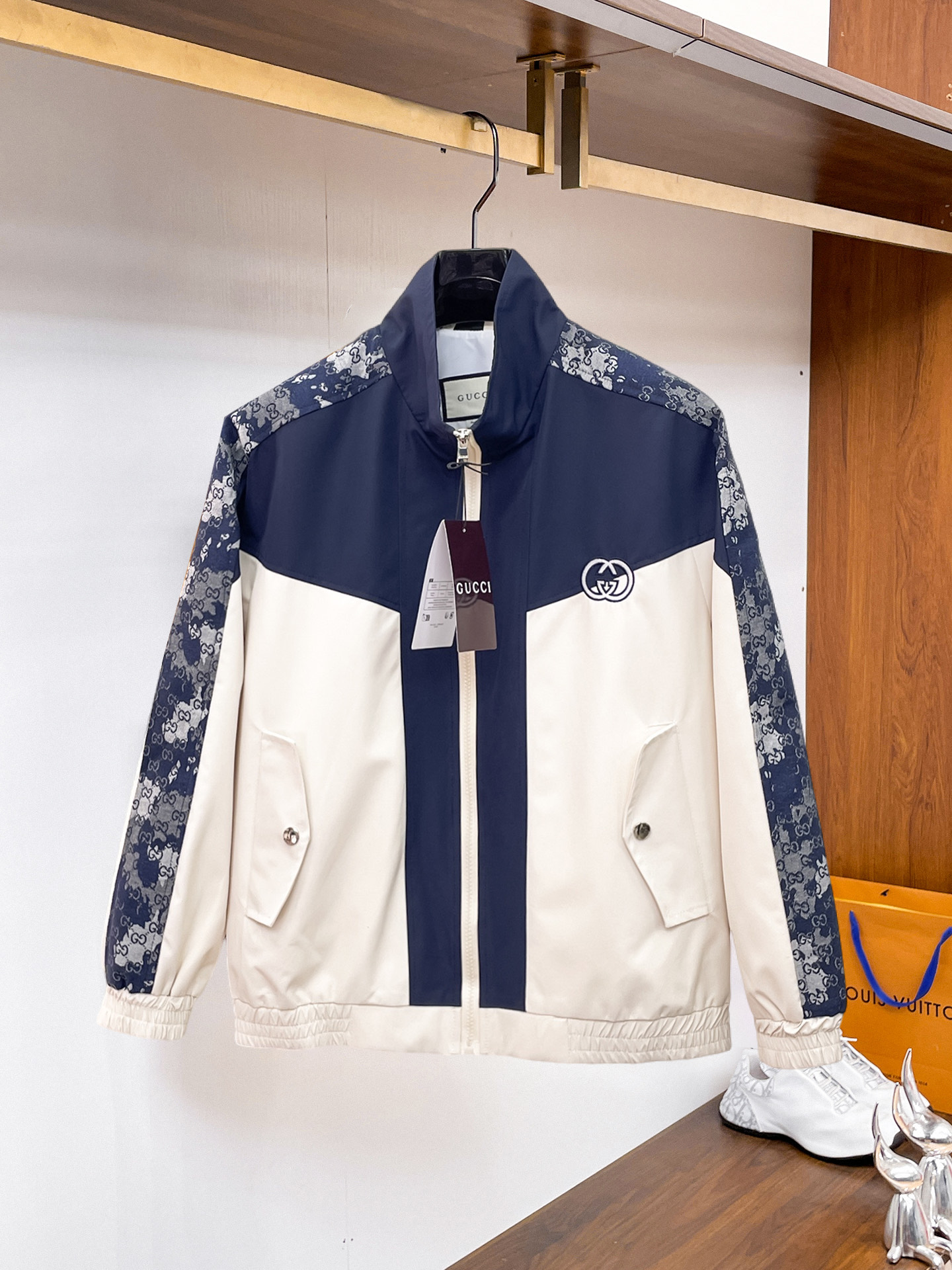 NO:937762,Gucci 2026 autumn new men's jacket. Original 1:1 customized hardware accessories, all imported and original customization. Welcome to compare at the counter. Super soft, super heavy fabric, perfect workmanship. Pay attention to the fabric, which is super comfortable. Exclusive model. Not available in the market. Same size for men and women, M ~ XXXL,,jackets & coats,jackets & coats,19860909古奇 2026秋装新款男士夹克外套 原版1:1订制五金配件全进口原版定制 欢迎专柜对比 超柔软 超级重面料做工杠杠的版型完美 注意面料超舒服 独家款 非市场货 男女同款尺码M ～XXXL,,jackets & coats,jackets & coats,,Men's clothing
