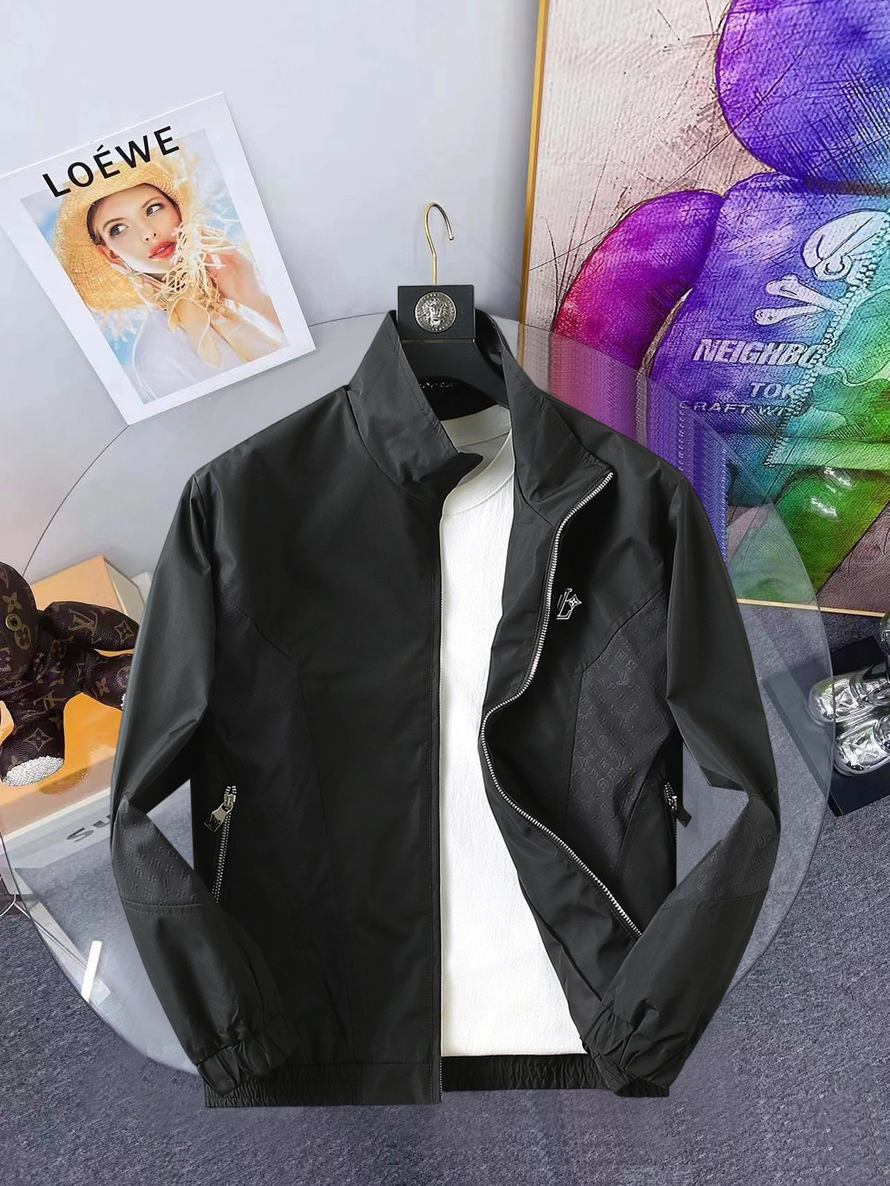 NO:861425,LV 2026 spring new men's jacket. Original 1:1 customized hardware accessories. All imported and original customization. Welcome to compare at the counter. Super soft, super heavy fabric, perfect workmanship. Pay attention to the fabric and super comfortable. Exclusive model. Not available in the market. Same size for men and women. M ~ XXXL,, louis vuitton, jackets & coats, jackets & coats,19860909LV 2026春装新款男士夹克外套 原版1:1订制五金配件全进口原版定制 欢迎专柜对比 超柔软 超级重面料做工杠杠的版型完美 注意面料超舒服 独家款 非市场货 男女同款尺码M ～XXXL,,louis vuitton,jackets & coats,jackets & coats,,Men's clothing