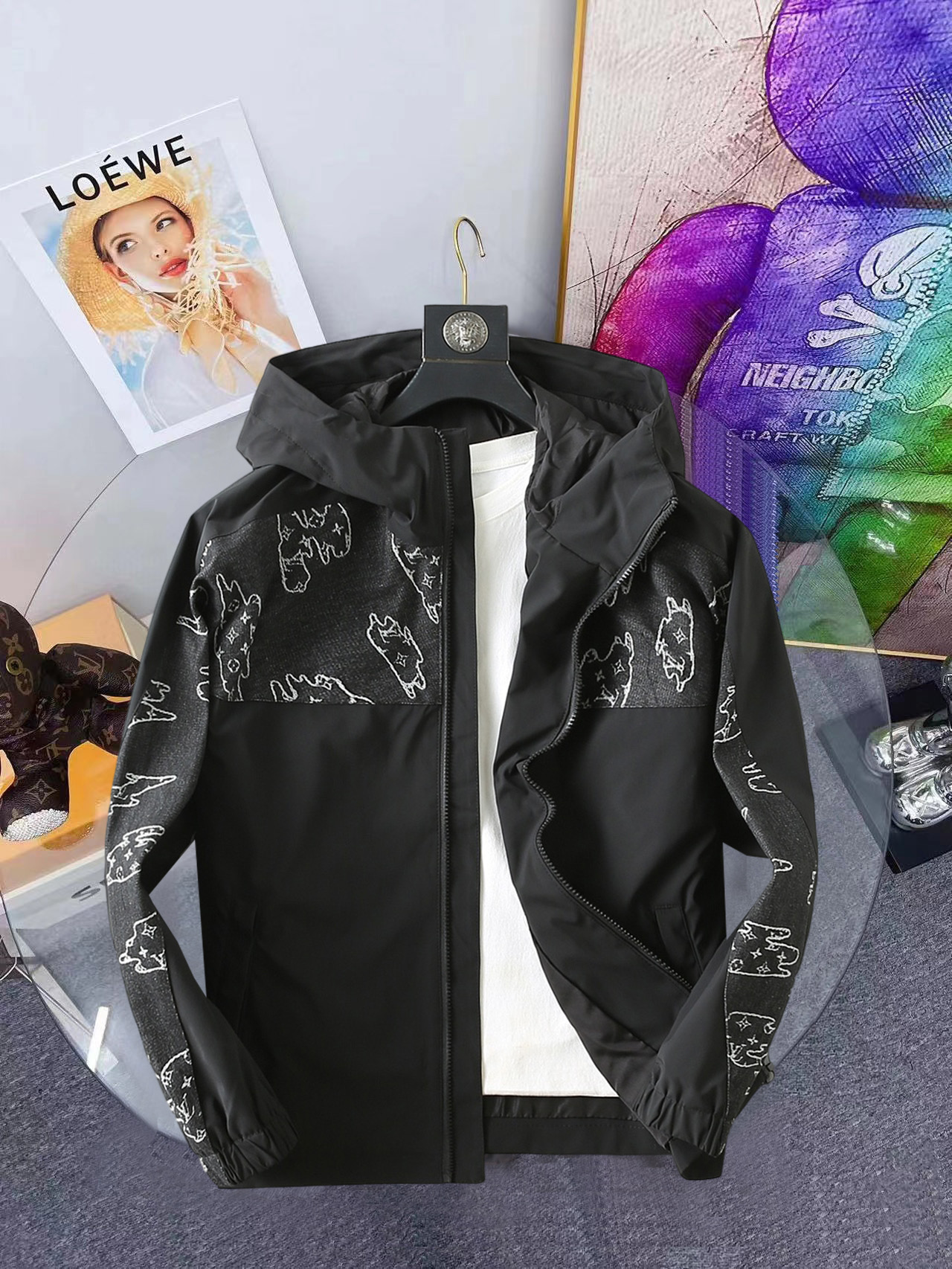 NO:861438,LV 2026 Spring New Men's Denim Jacket Jacket. Original 1:1 customized hardware accessories. All imported and original customization. Welcome to compare at the counter. Super soft, super heavy fabric workmanship, perfect fit. Pay attention to the fabric and super comfortable. Exclusive model. Non-market goods. Same size for men and women. M ~ XXXL,, louis vuitton, jackets & coats, jackets & coats,19860909LV 2026春装新款男士牛仔夹克外套 原版1:1订制五金配件全进口原版定制 欢迎专柜对比 超柔软 超级重面料做工杠杠的版型完美 注意面料超舒服 独家款 非市场货 男女同款尺码M ～XXXL,,louis vuitton,jackets & coats,jackets & coats,,Men's clothing