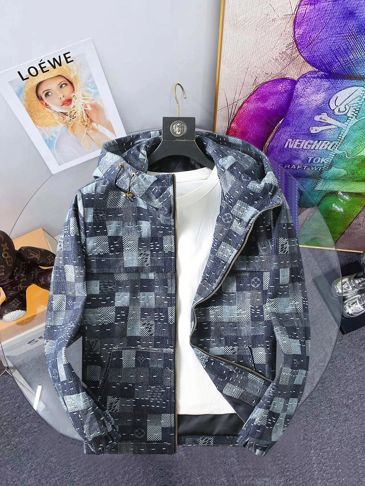 NO:861509,LV 2026 Spring New Men's Denim Jacket Jacket. Original 1:1 customized hardware accessories. All imported and original customization. Welcome to compare at the counter. Super soft, super heavy fabric workmanship, perfect fit. Pay attention to the fabric and super comfortable. Exclusive model. Non-market goods. Same size for men and women. M ~ XXXL,, louis vuitton, jackets & coats, jackets & coats,19860909LV 2026春装新款男士牛仔夹克外套 原版1:1订制五金配件全进口原版定制 欢迎专柜对比 超柔软 超级重面料做工杠杠的版型完美 注意面料超舒服 独家款 非市场货 男女同款尺码M ～XXXL,,louis vuitton,jackets & coats,jackets & coats,,Men's clothing