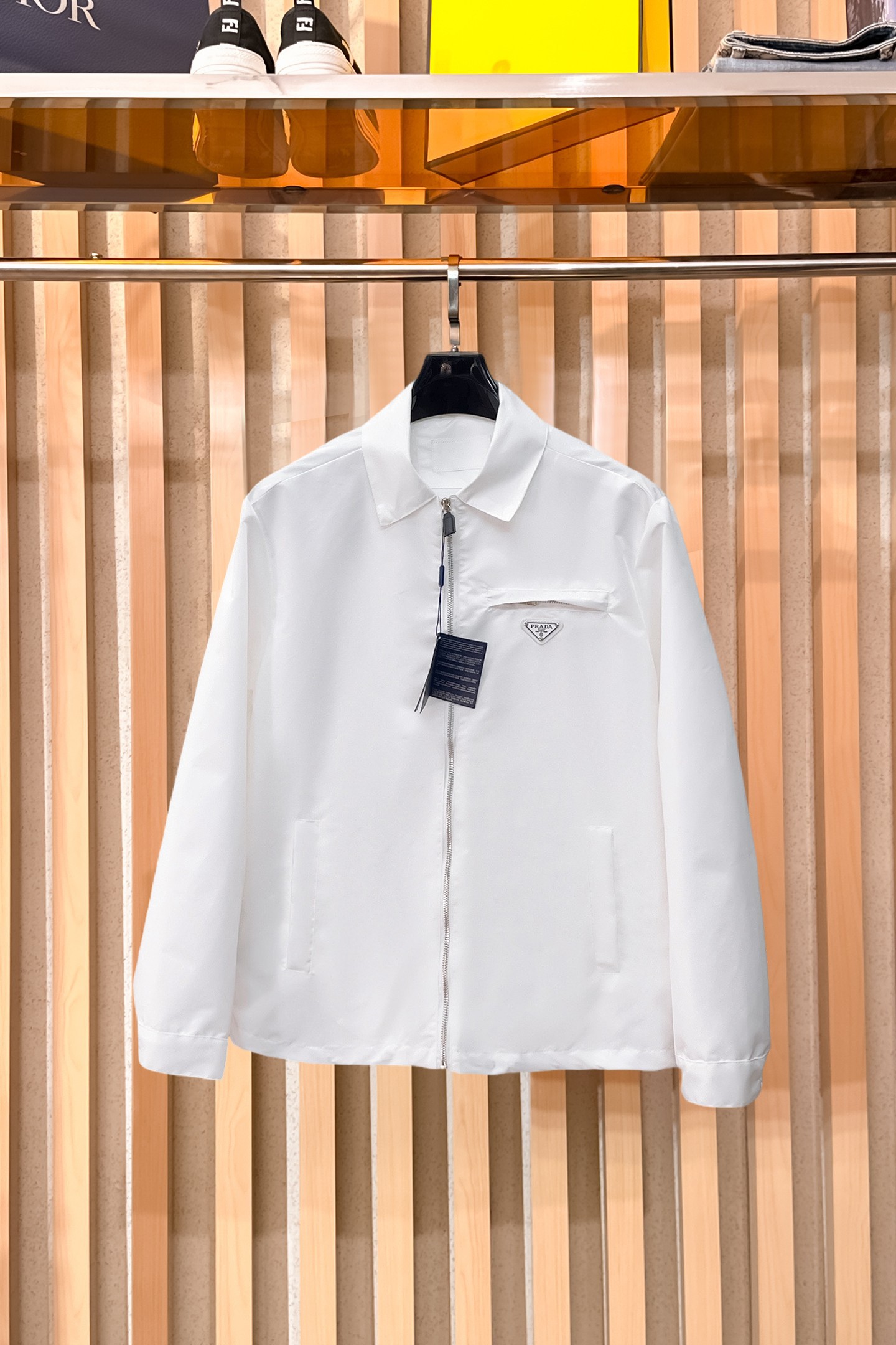 NO:870113,Prada spring 2026 latest fashion designer jacket. Every detail shows high-end craftsmanship. The design changes of structural tailoring show men's diverse image changes. They are slim and neat, and tailored to meet the popular multi-layered wear. Versatile styles for life. Size 48-56,, prada, jackets & coats, jackets & coats,19860909普拉达 春款2026最新款时尚设计师款夹克外套.处处细节显工艺足够的高级 结构性剪裁的设计改变来展现男士多样的形象变化,修身利落、剪裁合体,满足时下正流行的多层次穿搭,生活百搭款式 码数48-56,,prada,jackets & coats,jackets & coats,,Men's clothing