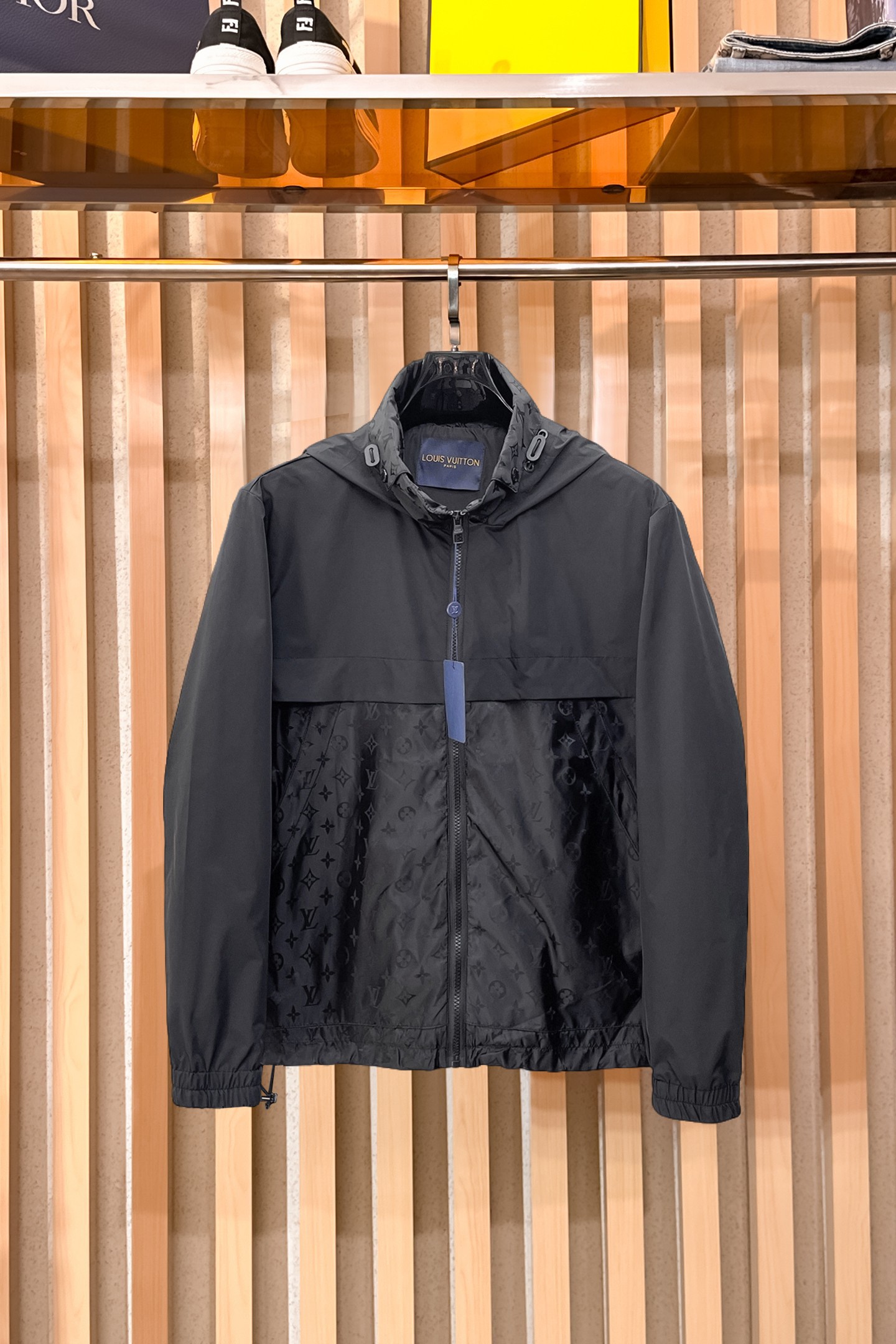 NO:870124,LV spring 2026 latest fashion designer jacket. Every detail shows high-end craftsmanship. The design changes of structural tailoring show the diverse image changes of men. It is slim and neat, and tailored to meet the current popular multi-layered wear. Versatile style for life. Size 48-56,, louis vuitton, jackets & coats, jackets & coats,19860909LV 春款2026最新款时尚设计师款夹克外套.处处细节显工艺足够的高级 结构性剪裁的设计改变来展现男士多样的形象变化,修身利落、剪裁合体,满足时下正流行的多层次穿搭,生活百搭款式 码数48-56,,louis vuitton,jackets & coats,jackets & coats,,Men's clothing