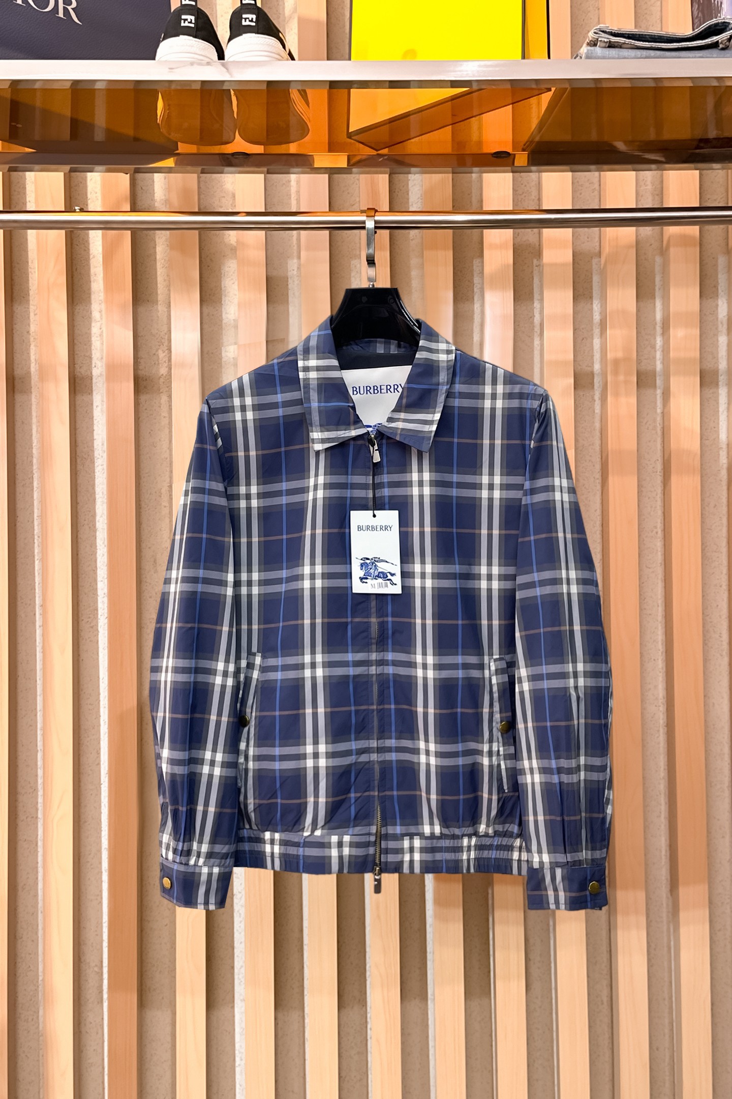 NO:870144,Burberry Spring 2026 latest fashion designer jackets. Every detail shows high-end craftsmanship. The design changes of structural tailoring show men's diverse image changes. They are slim and neat, and tailored to meet the popular multi-layered wear. Versatile style for life. Size 48-56, burberry, jackets & coats, jackets & coats,19860909巴宝莉 春款2026最新款时尚设计师款夹克外套.处处细节显工艺足够的高级 结构性剪裁的设计改变来展现男士多样的形象变化,修身利落、剪裁合体,满足时下正流行的多层次穿搭,生活百搭款式 码数48-56,,burberry,jackets & coats,jackets & coats,,Men's clothing