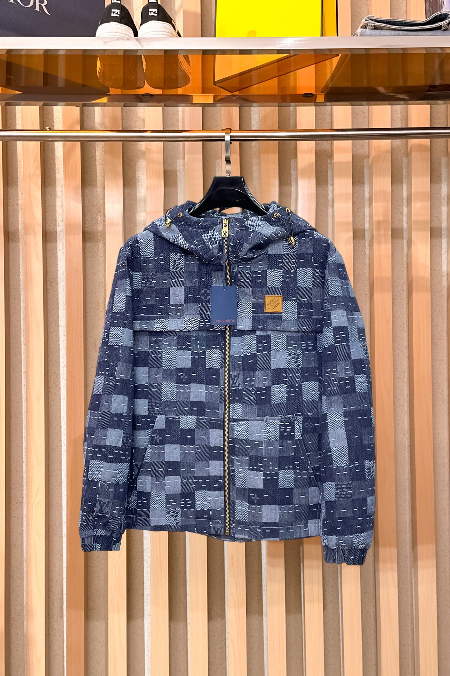 NO:870173,LV 2026 Spring New Men's Denim Jacket Jacket. Original 1:1 customized hardware accessories. All imported and original customization. Welcome to compare at the counter. Super soft, super heavy fabric workmanship, perfect fit. Pay attention to the fabric and super comfortable. Exclusive model. Non-market goods. Same size for men and women. M ~ XXXL,, louis vuitton, jackets & coats, jackets & coats,19860909LV 2026春装新款男士牛仔夹克外套 原版1:1订制五金配件全进口原版定制 欢迎专柜对比 超柔软 超级重面料做工杠杠的版型完美 注意面料超舒服 独家款 非市场货 男女同款尺码M ～XXXL,,louis vuitton,jackets & coats,jackets & coats,,Men's clothing