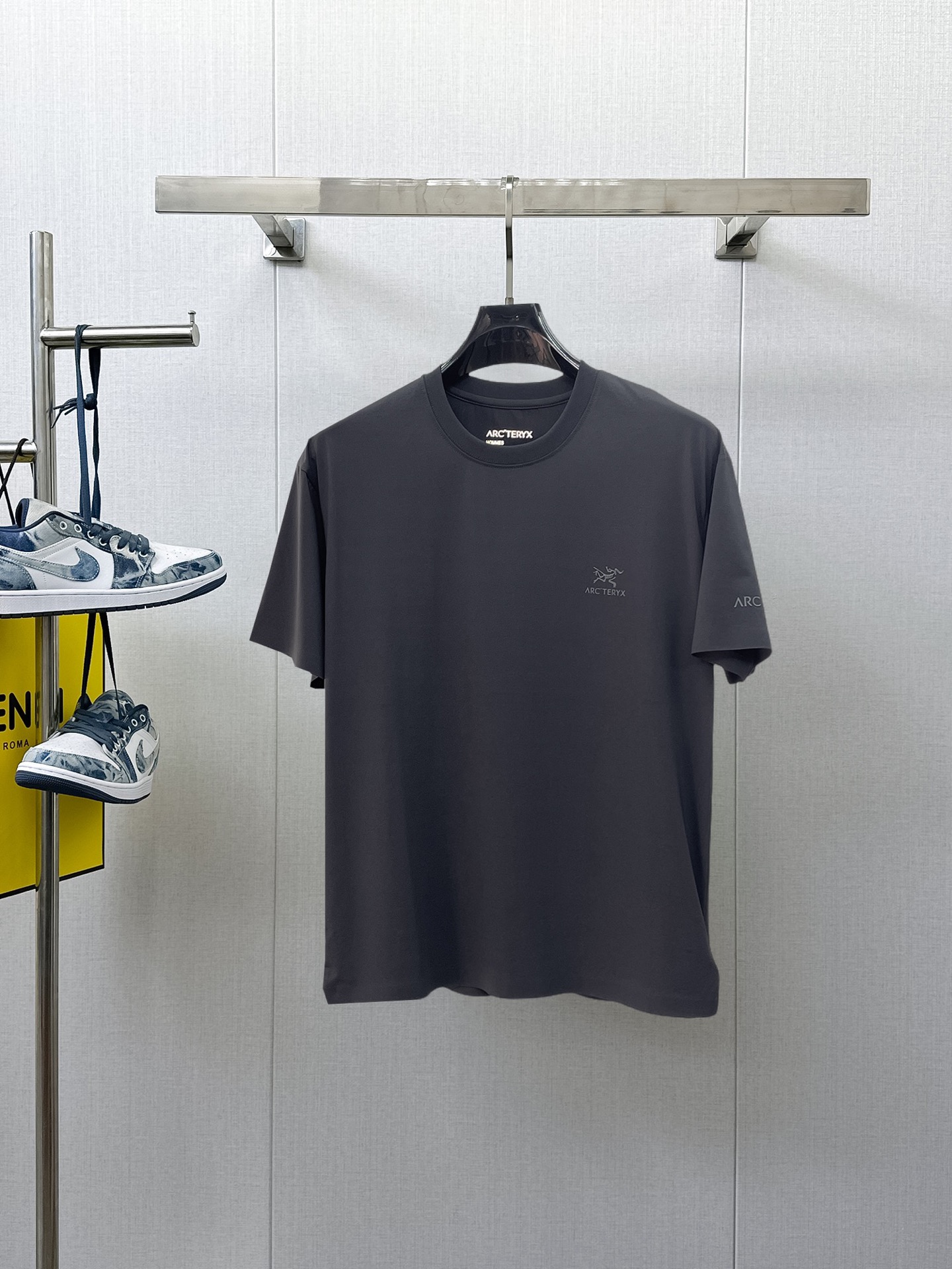 NO:933245,Arc'teryx's top products 2026 spring and summer new debut counter latest short-sleeved round neck T-shirt high-end custom design avant-garde fashion!  The brand logo is designed with heavy craftsmanship. High-end customized 260g fabric. Soft to the touch. Comfortable to wear. Exquisite stitching at the counter level. Fine workmanship. The upper body effect is incomparably handsome!  A must-have item for a stylish man!  Size M-XXXL,arc'teryx,T-shirt,tees,t-shirt,19860909始祖鸟 顶级货品2026春夏新款首发专柜最新款短袖圆领T恤 高端订制 设计前卫时尚！品牌logo重工艺设计 高端定制260克面料.手感柔软.穿着舒适.专柜级别精致车线.做工精细.上身效果无敌帅气！型男必备单品！码数M-XXXL,arc'teryx,T-shirt,tees，t-shirt,,Men's clothing