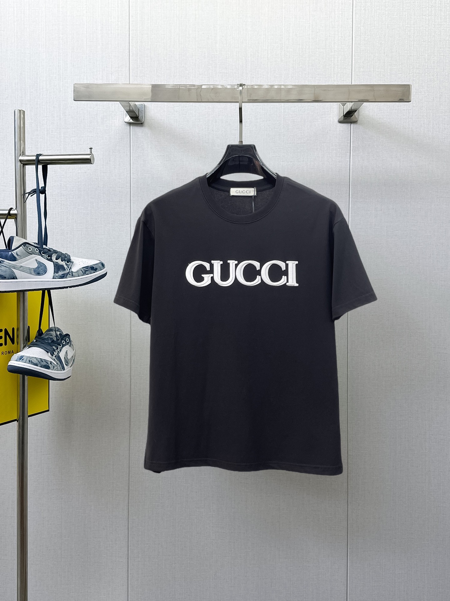 NO:838780,Gucci's top products 2026 spring and summer new debut counter latest short-sleeved round neck T-shirt, high-end custom design, avant-garde and fashionable!  The brand logo is designed with heavy craftsmanship. High-end customized 260g fabric. Soft to the touch. Comfortable to wear. Exquisite stitching at the counter level. Fine workmanship. The upper body effect is incomparably handsome!  A must-have item for a stylish man!  Size M-XXXL,,T-shirt,tees,t-shirt,19860909古奇 顶级货品2026春夏新款首发专柜最新款短袖圆领T恤 高端订制 设计前卫时尚！品牌logo重工艺设计 高端定制260克面料.手感柔软.穿着舒适.专柜级别精致车线.做工精细.上身效果无敌帅气！型男必备单品！码数M-XXXL,,T-shirt,tees，t-shirt,,Men's clothing
