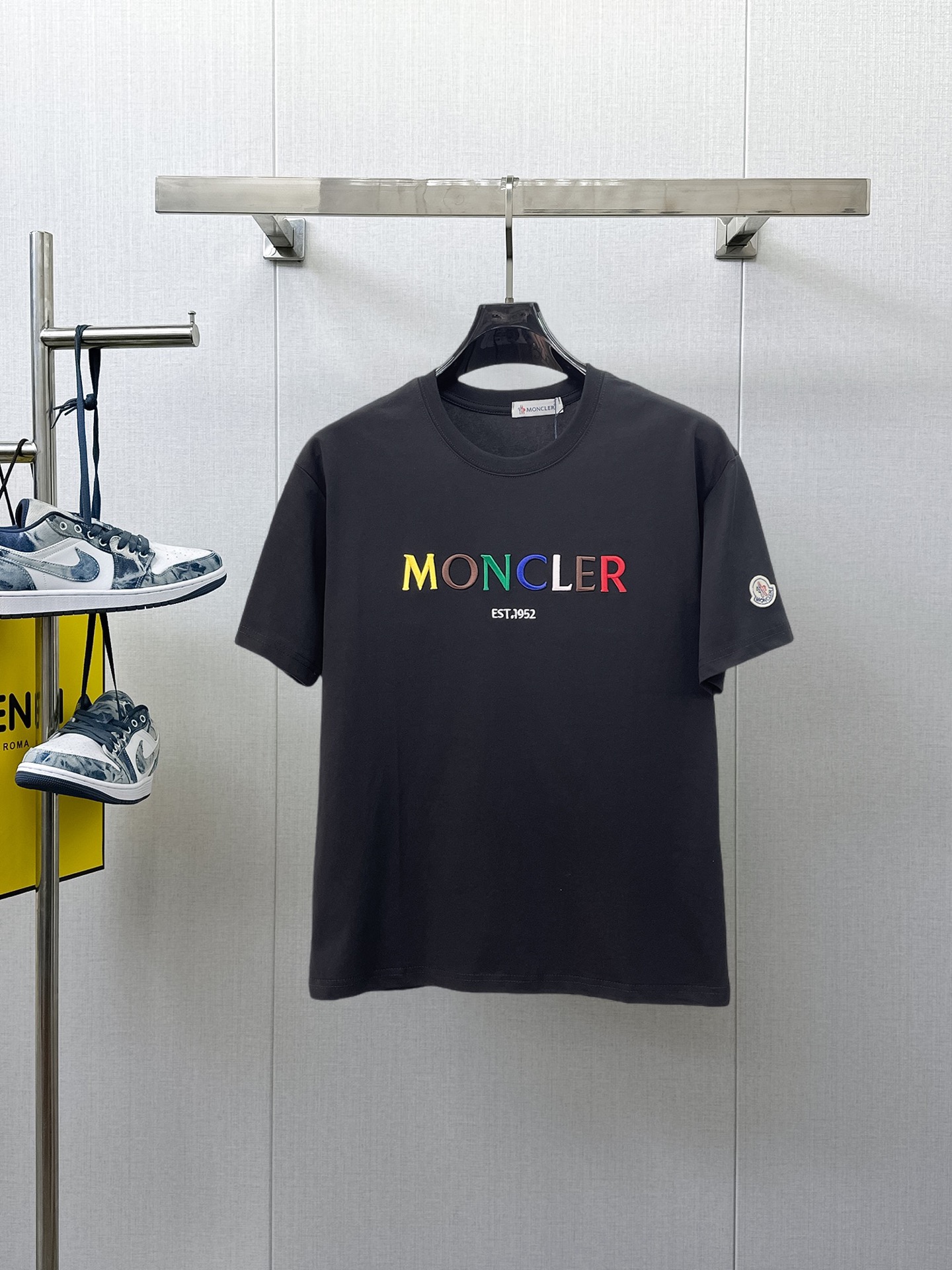 NO:933257,Mengkou's top products 2026 spring and summer new debut counter latest short-sleeved round neck T-shirt, high-end custom design, avant-garde and fashionable!  The brand logo is designed with heavy craftsmanship. High-end customized 260g fabric. Soft to the touch. Comfortable to wear. Exquisite stitching at the counter level. Fine workmanship. The upper body effect is incomparably handsome!  A must-have item for a stylish man!  Size M-XXXL,,Moncler,T-shirt,tees,t-shirt,19860909蒙口 顶级货品2026春夏新款首发专柜最新款短袖圆领T恤 高端订制 设计前卫时尚！品牌logo重工艺设计 高端定制260克面料.手感柔软.穿着舒适.专柜级别精致车线.做工精细.上身效果无敌帅气！型男必备单品！码数M-XXXL,,Moncler,T-shirt,tees，t-shirt,,Men's clothing