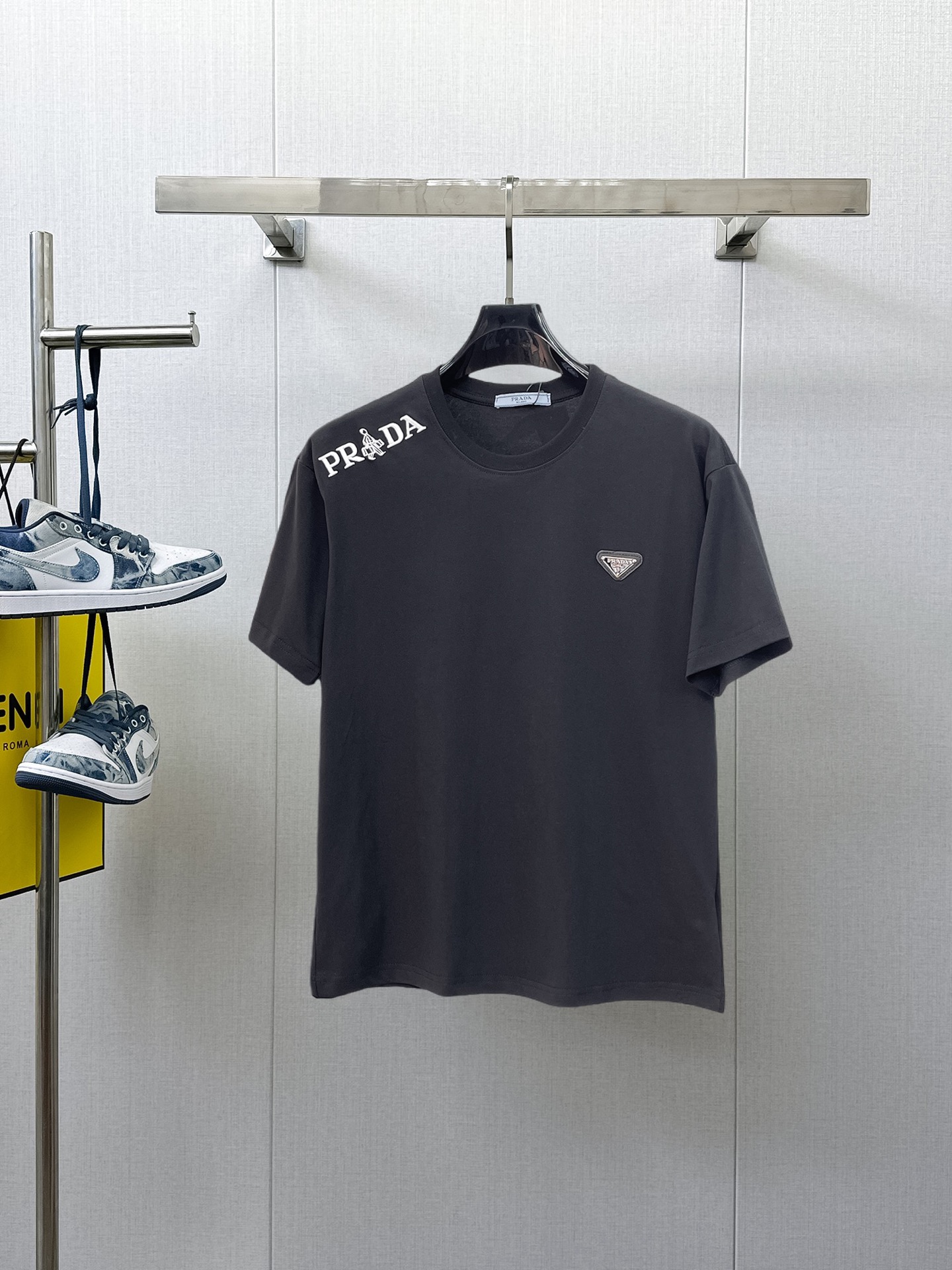 NO:838786,Prada's top products 2026 spring and summer new debut counter latest short-sleeved round neck T-shirt, high-end customization, avant-garde and fashionable design!  The brand logo is designed with heavy craftsmanship. High-end customized 260g fabric. Soft to the touch. Comfortable to wear. Exquisite stitching at the counter level. Fine workmanship. The upper body effect is incomparably handsome!  A must-have item for a stylish man!  Size M-XXXL,,prada,T-shirt,tees,t-shirt,19860909普拉达 顶级货品2026春夏新款首发专柜最新款短袖圆领T恤 高端订制 设计前卫时尚！品牌logo重工艺设计 高端定制260克面料.手感柔软.穿着舒适.专柜级别精致车线.做工精细.上身效果无敌帅气！型男必备单品！码数M-XXXL,,prada,T-shirt,tees，t-shirt,,Men's clothing