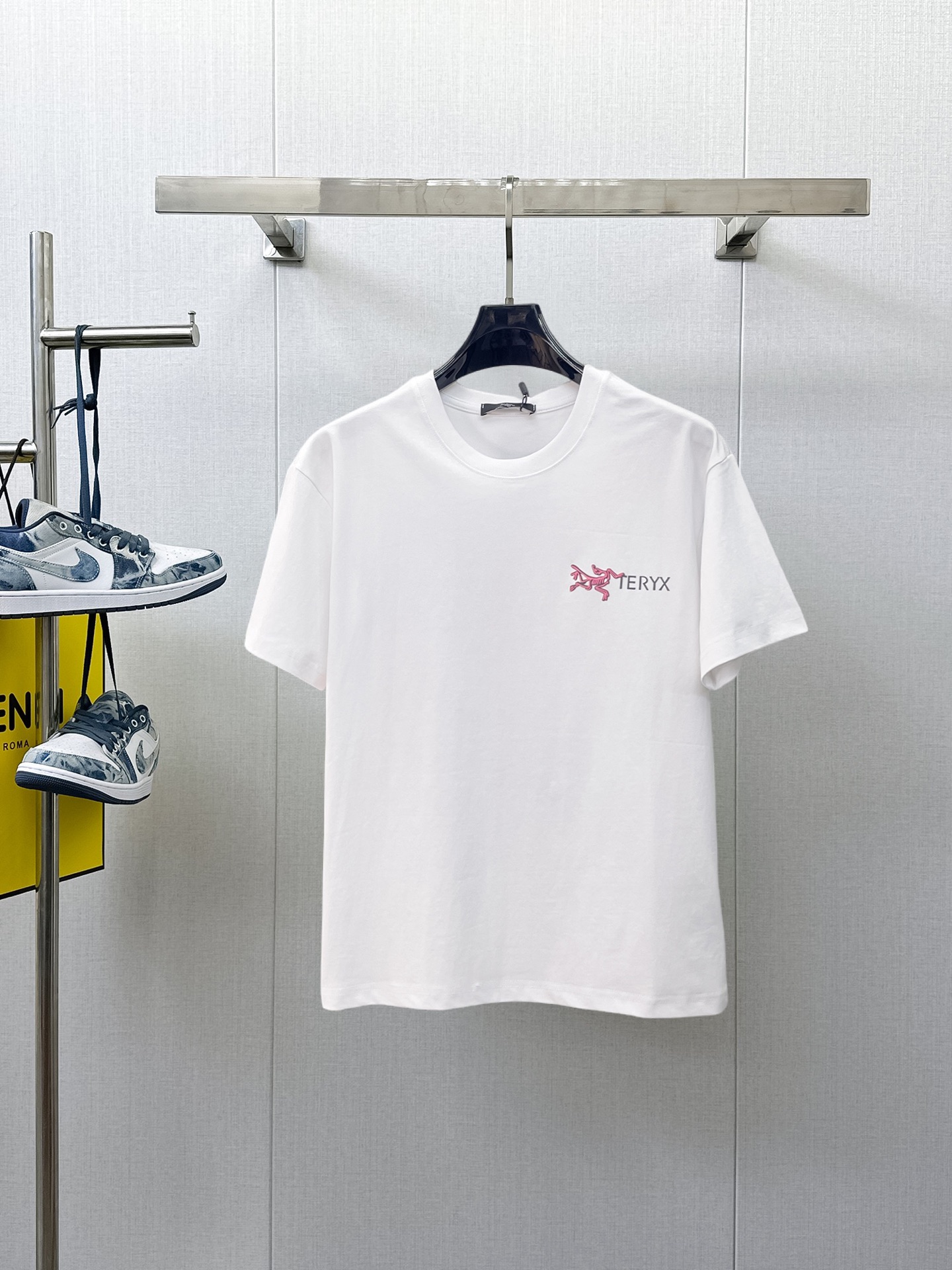 NO:933270,Arc'teryx's top products 2026 spring and summer new debut counter latest short-sleeved round neck T-shirt high-end custom design avant-garde fashion!  The brand logo is designed with heavy craftsmanship. High-end customized 260g fabric. Soft to the touch. Comfortable to wear. Exquisite stitching at the counter level. Fine workmanship. The upper body effect is incomparably handsome!  A must-have item for a stylish man!  Size M-XXXL,arc'teryx,T-shirt,tees,t-shirt,19860909始祖鸟 顶级货品2026春夏新款首发专柜最新款短袖圆领T恤 高端订制 设计前卫时尚！品牌logo重工艺设计 高端定制260克面料.手感柔软.穿着舒适.专柜级别精致车线.做工精细.上身效果无敌帅气！型男必备单品！码数M-XXXL,arc'teryx,T-shirt,tees，t-shirt,,Men's clothing
