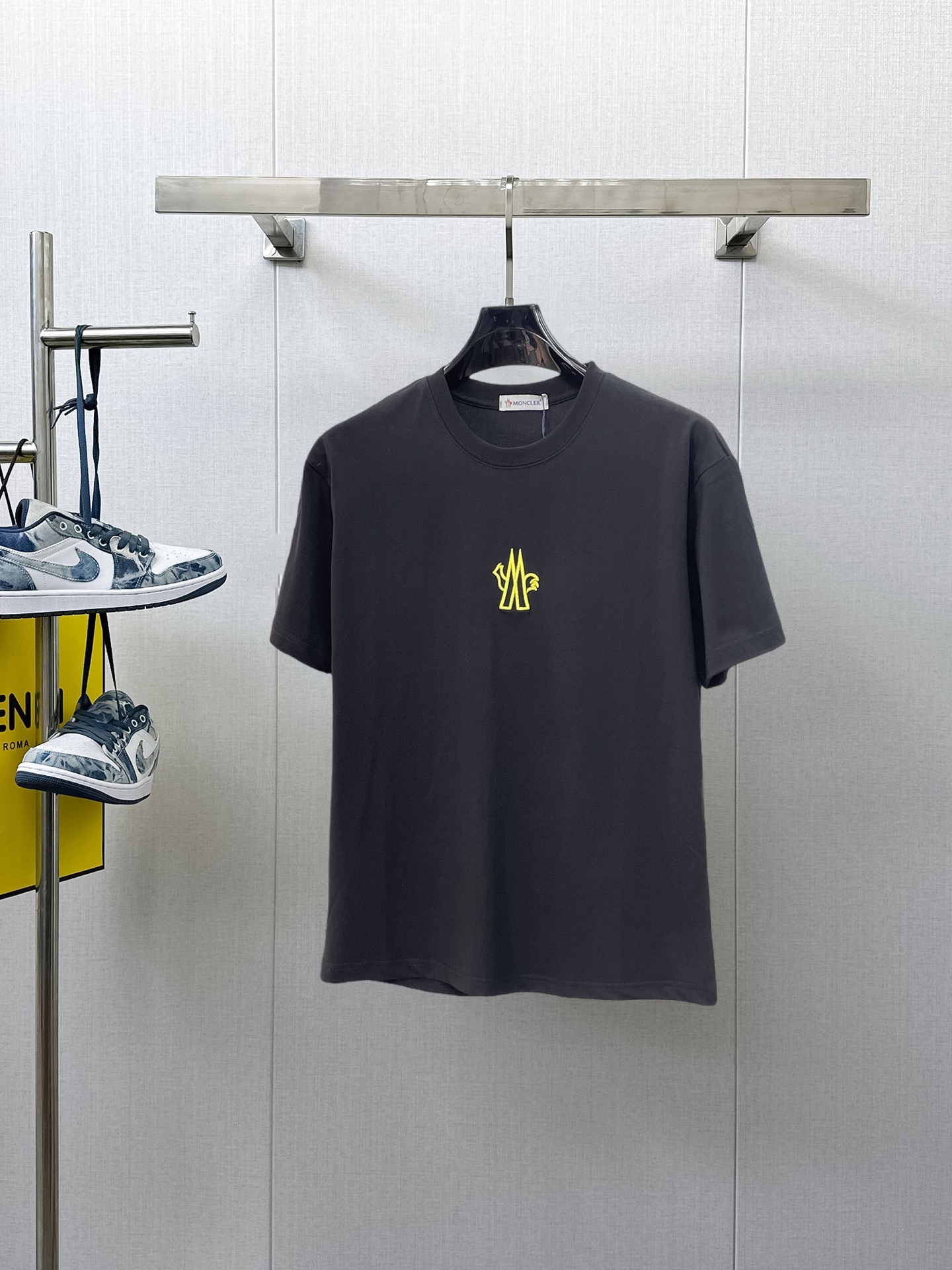 NO:838792,Mengkou's top products 2026 spring and summer new debut counter latest short-sleeved round neck T-shirt, high-end custom design, avant-garde and fashionable!  The brand logo is designed with heavy craftsmanship. High-end customized 260g fabric. Soft to the touch. Comfortable to wear. Exquisite stitching at the counter level. Fine workmanship. The upper body effect is incomparably handsome!  A must-have item for a stylish man!  Size M-XXXL,,Moncler,T-shirt,tees,t-shirt,19860909蒙口 顶级货品2026春夏新款首发专柜最新款短袖圆领T恤 高端订制 设计前卫时尚！品牌logo重工艺设计 高端定制260克面料.手感柔软.穿着舒适.专柜级别精致车线.做工精细.上身效果无敌帅气！型男必备单品！码数M-XXXL,,Moncler,T-shirt,tees，t-shirt,,Men's clothing