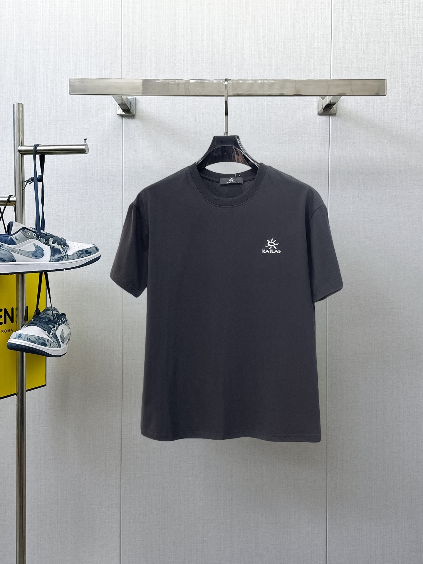 NO:933276,Kailer Stone's top products 2026 spring and summer new debut counter latest short-sleeved round neck T-shirt, high-end custom design, avant-garde and fashionable!  The brand logo is designed with heavy craftsmanship. High-end customized 260g fabric. Soft to the touch. Comfortable to wear. Exquisite stitching at the counter level. Fine workmanship. The upper body effect is incomparably handsome!  A must-have item for a stylish man!  Size M-XXXL,,T-shirt,tees,t-shirt,19860909凯乐石 顶级货品2026春夏新款首发专柜最新款短袖圆领T恤 高端订制 设计前卫时尚！品牌logo重工艺设计 高端定制260克面料.手感柔软.穿着舒适.专柜级别精致车线.做工精细.上身效果无敌帅气！型男必备单品！码数M-XXXL,,T-shirt,tees，t-shirt,,Men's clothing