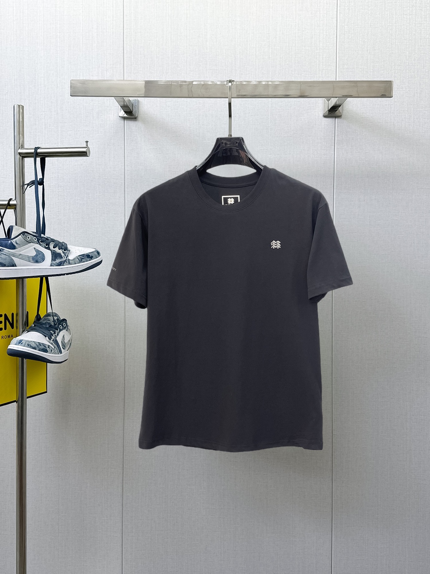 NO:838798,Kolon's top products 2026 spring and summer new debut counter latest short-sleeved round neck T-shirt, high-end custom design, avant-garde and fashionable!  The brand logo is designed with heavy craftsmanship. High-end customized 260g fabric. Soft to the touch. Comfortable to wear. Exquisite stitching at the counter level. Fine workmanship. The upper body effect is incomparably handsome!  A must-have item for a stylish man!  Size M-XXXL,,T-shirt,tees,t-shirt,19860909可隆 顶级货品2026春夏新款首发专柜最新款短袖圆领T恤 高端订制 设计前卫时尚！品牌logo重工艺设计 高端定制260克面料.手感柔软.穿着舒适.专柜级别精致车线.做工精细.上身效果无敌帅气！型男必备单品！码数M-XXXL,,T-shirt,tees，t-shirt,,Men's clothing