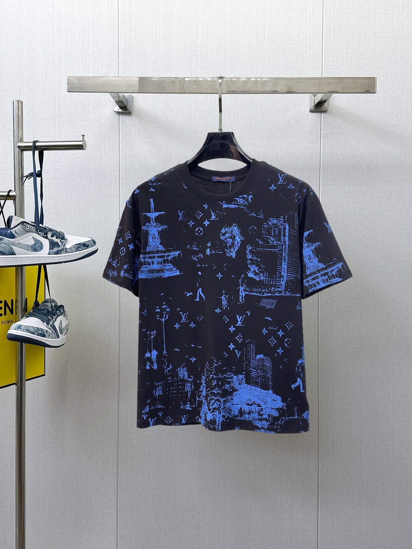 NO:838804,LV top products 2026 spring and summer new debut counter latest short-sleeved round neck T-shirt, high-end customization, avant-garde and fashionable design!  The brand logo is designed with heavy craftsmanship. High-end customized 260g fabric. Soft to the touch. Comfortable to wear. Exquisite stitching at the counter level. Fine workmanship. The upper body effect is incomparably handsome!  A must-have item for a stylish man!  Size M-XXXL,,louis vuitton,T-shirt,tees,t-shirt,19860909LV 顶级货品2026春夏新款首发专柜最新款短袖圆领T恤 高端订制 设计前卫时尚！品牌logo重工艺设计 高端定制260克面料.手感柔软.穿着舒适.专柜级别精致车线.做工精细.上身效果无敌帅气！型男必备单品！码数M-XXXL,,louis vuitton,T-shirt,tees，t-shirt,,Men's clothing