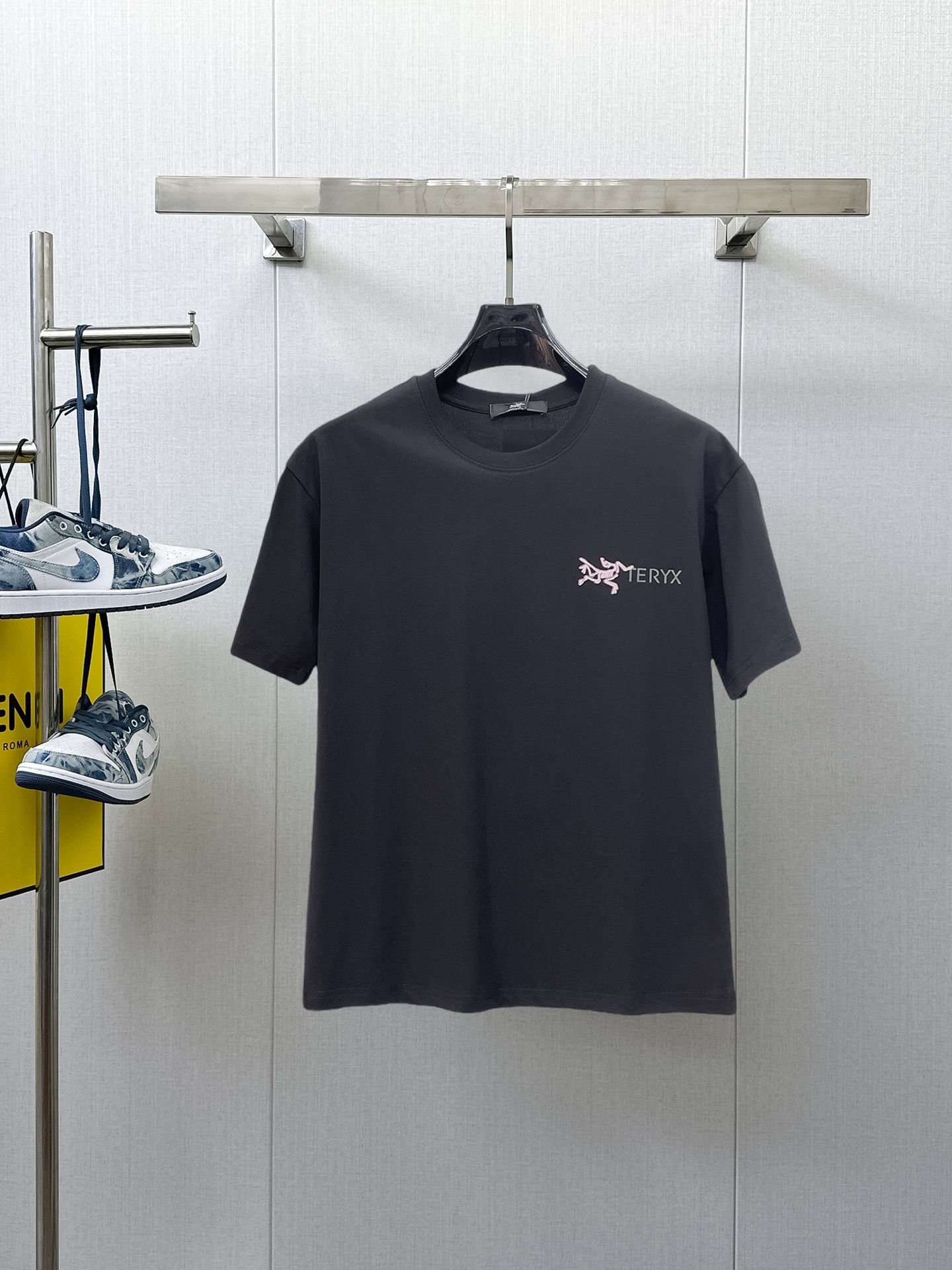 NO:838810,Arc'teryx's top products 2026 spring and summer new debut counter latest short-sleeved round neck T-shirt high-end custom design avant-garde fashion!  The brand logo is designed with heavy craftsmanship. High-end customized 260g fabric. Soft to the touch. Comfortable to wear. Exquisite stitching at the counter level. Fine workmanship. The upper body effect is incomparably handsome!  A must-have item for a stylish man!  Size M-XXXL,arc'teryx,T-shirt,tees,t-shirt,19860909始祖鸟 顶级货品2026春夏新款首发专柜最新款短袖圆领T恤 高端订制 设计前卫时尚！品牌logo重工艺设计 高端定制260克面料.手感柔软.穿着舒适.专柜级别精致车线.做工精细.上身效果无敌帅气！型男必备单品！码数M-XXXL,arc'teryx,T-shirt,tees，t-shirt,,Men's clothing