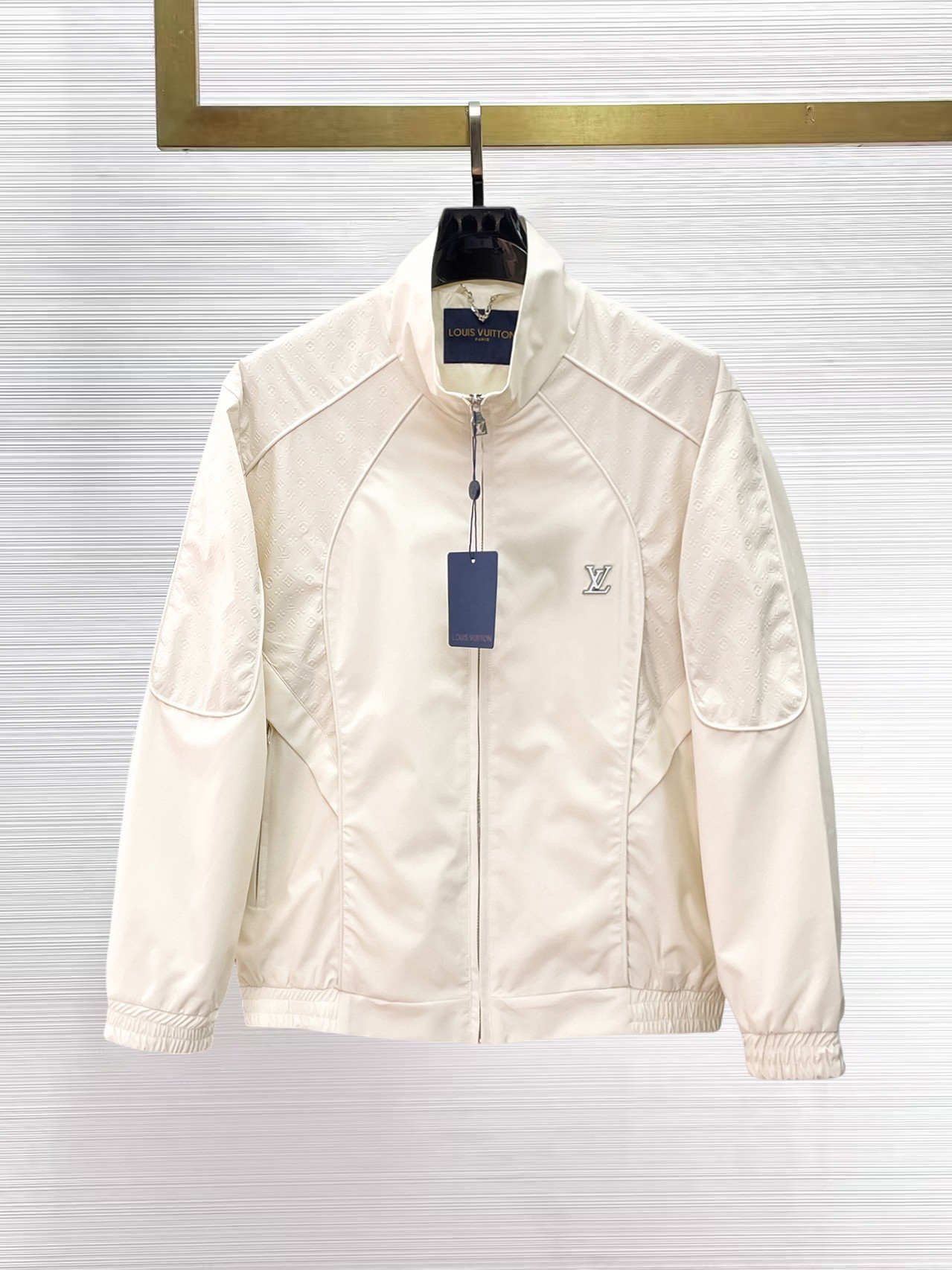 NO:869315,New product LV classic latest design 2026ss home new jacket, the new product on the show is in perfect condition, comfortable and warm, complete with three standards, full and attractive color, very outstanding design, easily upgrades the fashion sense, extremely elegant and rigorous workmanship, neat and meticulous wiring!  A masterpiece from a famous designer!  The upper body does not look bloated and is super handsome!  Available size M ~ XXXL,,louis vuitton,jackets & coats,jackets & coats,19860909新品 LV 经典最新设计款 2026ss 家新款夹克外套,秀场新品品相非常完美,舒适保暖,三标齐全色泽饱满诱人,非常出彩的设计,轻松将时髦感进阶,做工极为考究严谨,走线工整细致！大牌设计师巨作！上身不显臃肿、超级帅气！现货码数M ～ XXXL,,louis vuitton,jackets & coats,jackets & coats,,Men's clothing