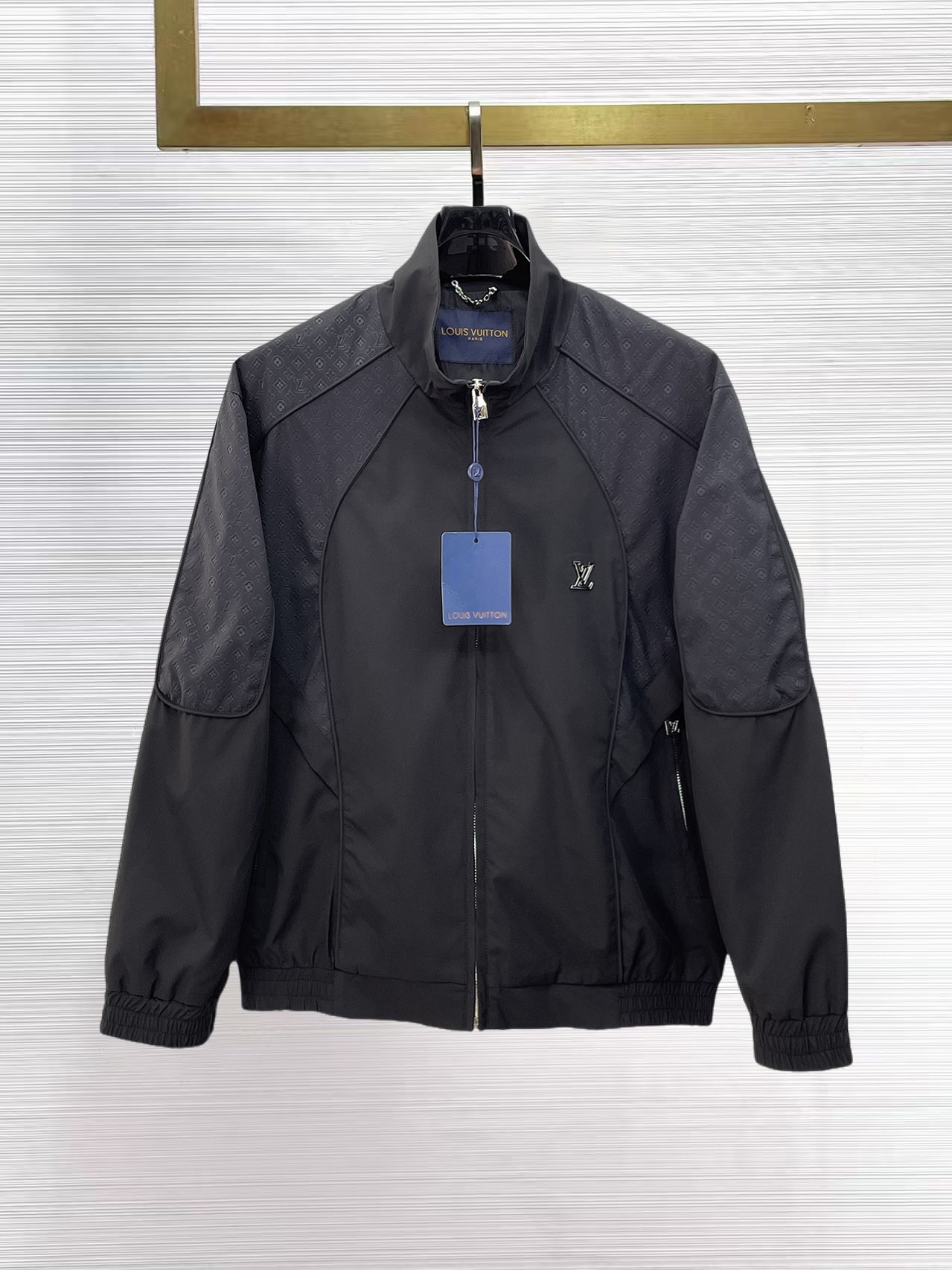 NO:869335,New product LV classic latest design 2026ss home new jacket, the new product on the show is in perfect condition, comfortable and warm, complete with three standards, full and attractive color, very outstanding design, easily upgrades the fashion sense, extremely elegant and rigorous workmanship, neat and meticulous wiring!  A masterpiece from a famous designer!  The upper body does not look bloated and is super handsome!  Available size M ~ XXXL,,louis vuitton,jackets & coats,jackets & coats,19860909新品 LV 经典最新设计款 2026ss 家新款夹克外套,秀场新品品相非常完美,舒适保暖,三标齐全色泽饱满诱人,非常出彩的设计,轻松将时髦感进阶,做工极为考究严谨,走线工整细致！大牌设计师巨作！上身不显臃肿、超级帅气！现货码数M ～ XXXL,,louis vuitton,jackets & coats,jackets & coats,,Men's clothing