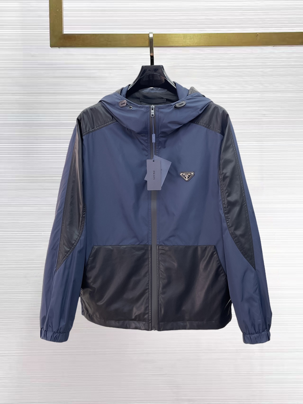 NO:869342,Prada spring 2026 latest fashion designer jacket. Every detail shows high-end craftsmanship. The design changes of structural tailoring show men's diverse image changes. They are slim and neat, and tailored to meet the popular multi-layered wear. Versatile styles for life. Size 48-56,, prada, jackets & coats, jackets & coats,19860909普拉达 春款2026最新款时尚设计师款夹克外套.处处细节显工艺足够的高级 结构性剪裁的设计改变来展现男士多样的形象变化,修身利落、剪裁合体,满足时下正流行的多层次穿搭,生活百搭款式 码数48-56,,prada,jackets & coats,jackets & coats,,Men's clothing