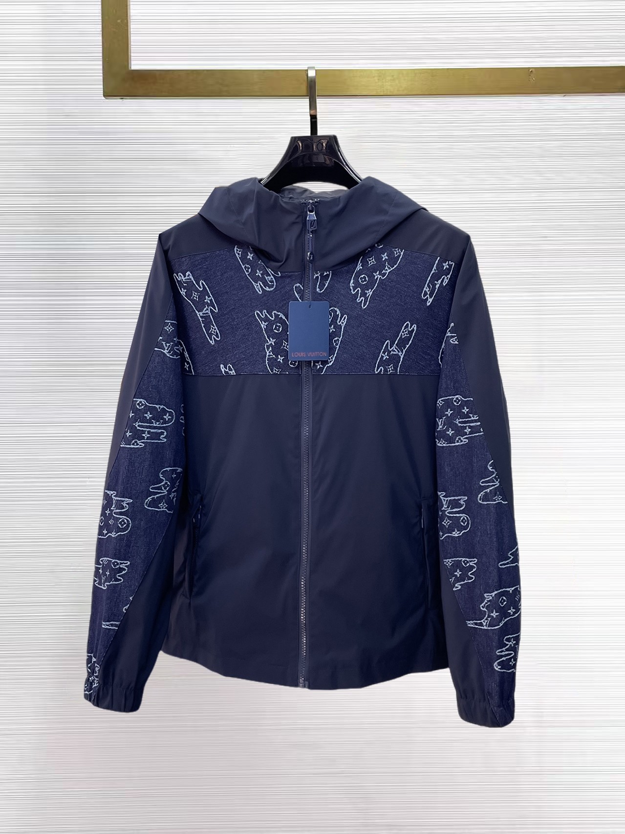 NO:869362,LV 2026ss spring new denim full high-end version!  High-end fabric accessories, high breathability and comfort, impeccable details, exquisite workmanship and complex craftsmanship, casual tailoring, awesome upper body shape, color blue, code number 48-56,, Louis Vuitton,19860909LV 2026ss春季新款牛仔 全高端版本！高定面料辅料,透气舒适度高,细节无可挑剔,做工考究工艺复杂,呈现休闲裁剪,上身版型超赞 颜色蓝色 码数48-56,,louis vuitton,,Men's clothing