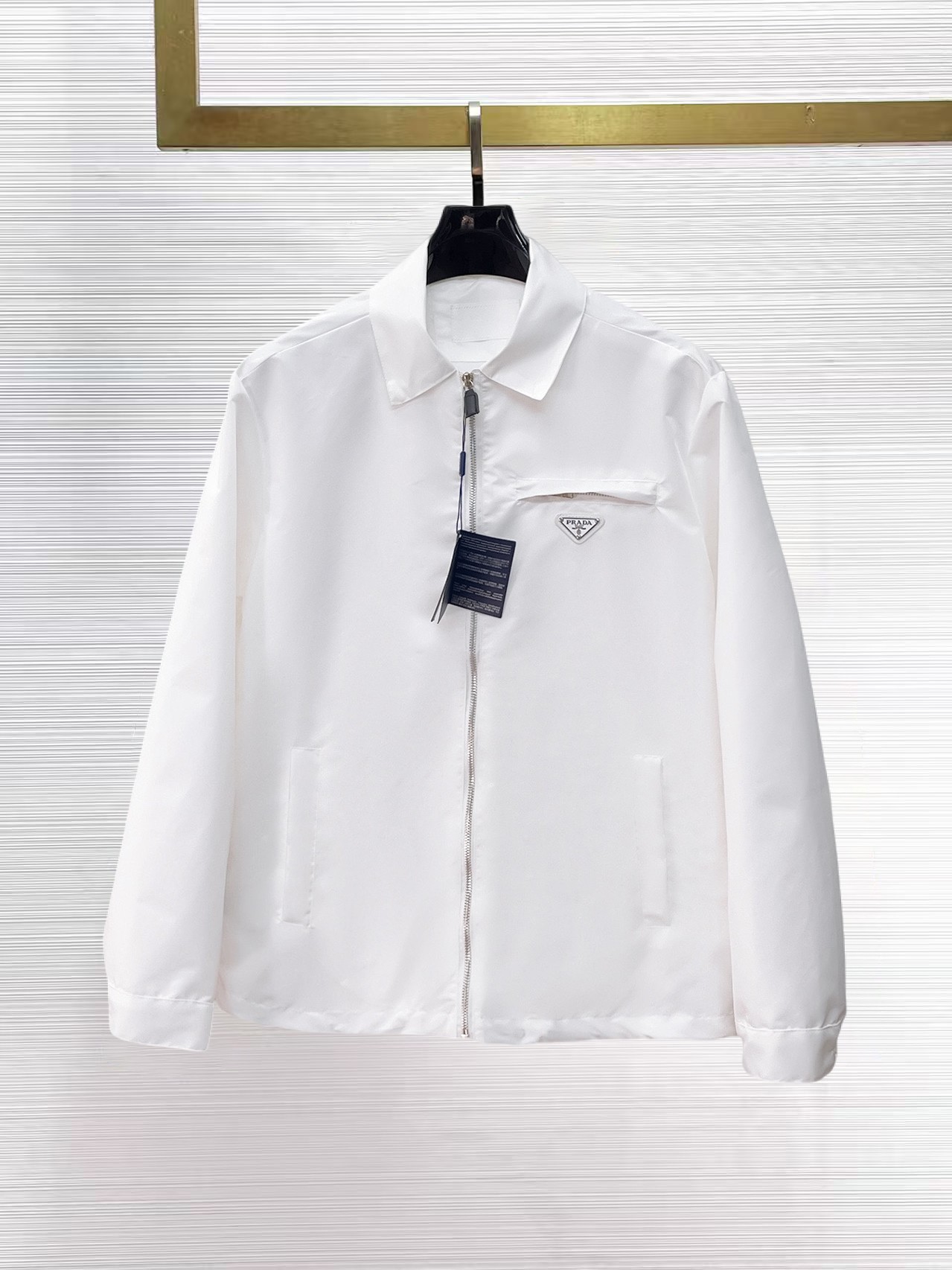 NO:869372,Prada spring 2026 latest fashion designer jacket. Every detail shows high-end craftsmanship. The design changes of structural tailoring show men's diverse image changes. They are slim and neat, and tailored to meet the popular multi-layered wear. Versatile styles for life. Size 48-56,, prada, jackets & coats, jackets & coats,19860909普拉达 春款2026最新款时尚设计师款夹克外套.处处细节显工艺足够的高级 结构性剪裁的设计改变来展现男士多样的形象变化,修身利落、剪裁合体,满足时下正流行的多层次穿搭,生活百搭款式 码数48-56,,prada,jackets & coats,jackets & coats,,Men's clothing