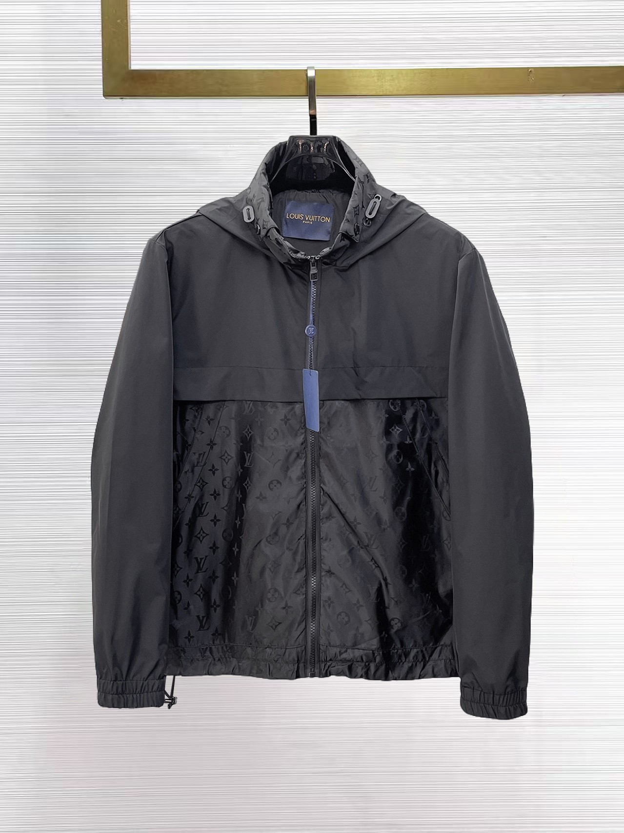 NO:869382,LV spring 2026 latest fashion designer jacket. Every detail shows high-end craftsmanship. The design changes of structural tailoring show the diverse image changes of men. It is slim and neat, and tailored to meet the current popular multi-layered wear. Versatile style for life. Size 48-56,, louis vuitton, jackets & coats, jackets & coats,19860909LV 春款2026最新款时尚设计师款夹克外套.处处细节显工艺足够的高级 结构性剪裁的设计改变来展现男士多样的形象变化,修身利落、剪裁合体,满足时下正流行的多层次穿搭,生活百搭款式 码数48-56,,louis vuitton,jackets & coats,jackets & coats,,Men's clothing