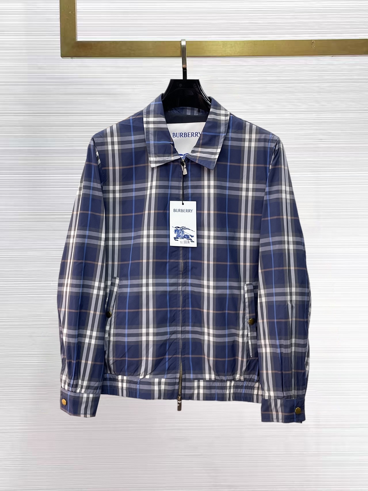NO:869392,Burberry Spring 2026 latest fashion designer jackets. Every detail shows high-end craftsmanship. The design changes of structural tailoring show men's diverse image changes. They are slim and neat, and tailored to meet the popular multi-layered wear. Versatile style for life. Size 48-56, burberry, jackets & coats, jackets & coats,19860909巴宝莉 春款2026最新款时尚设计师款夹克外套.处处细节显工艺足够的高级 结构性剪裁的设计改变来展现男士多样的形象变化,修身利落、剪裁合体,满足时下正流行的多层次穿搭,生活百搭款式 码数48-56,,burberry,jackets & coats,jackets & coats,,Men's clothing
