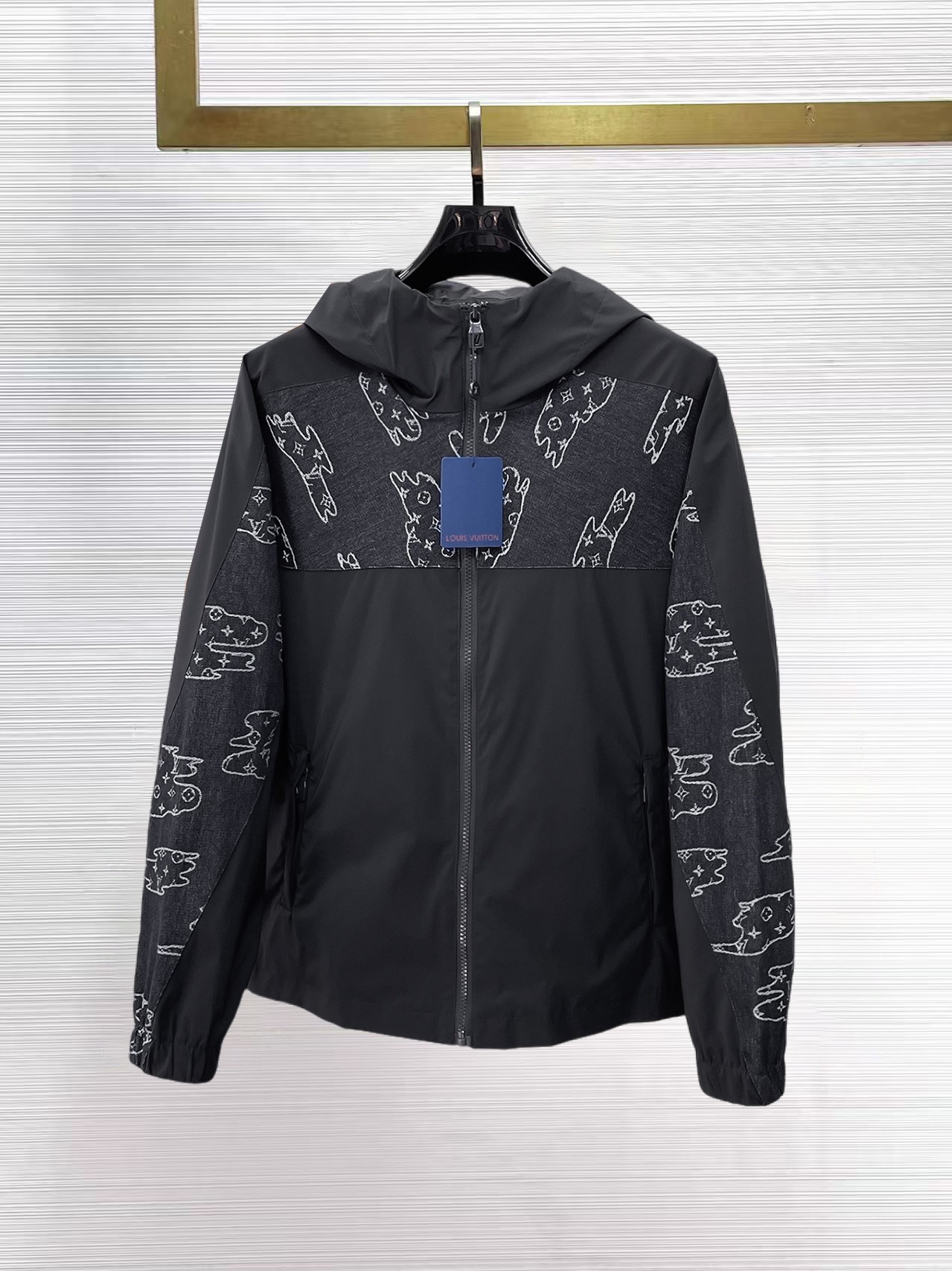 NO:869402,LV 2026ss spring new denim full high-end version!  High-end fabric accessories, high breathability and comfort, impeccable details, exquisite workmanship and complex craftsmanship, casual tailoring, awesome upper body shape, color blue, code number 48-56,, Louis Vuitton,19860909LV 2026ss春季新款牛仔 全高端版本！高定面料辅料,透气舒适度高,细节无可挑剔,做工考究工艺复杂,呈现休闲裁剪,上身版型超赞 颜色蓝色 码数48-56,,louis vuitton,,Men's clothing