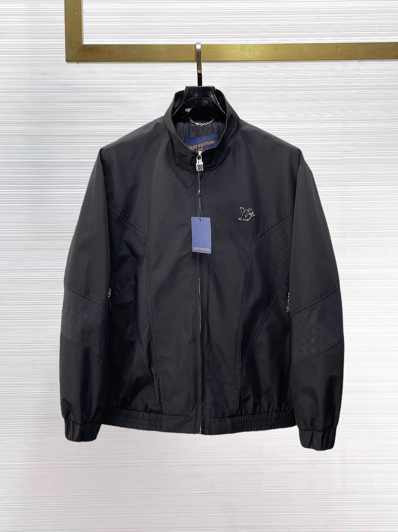 NO:869413,New product LV classic latest design 2026ss home new jacket, the new product on the show is in perfect condition, comfortable and warm, complete with three standards, full and attractive color, very outstanding design, easily upgrades the fashion sense, extremely elegant and rigorous workmanship, neat and meticulous wiring!  A masterpiece from a famous designer!  The upper body does not look bloated and is super handsome!  Available size M ~ XXXL,,louis vuitton,jackets & coats,jackets & coats,19860909新品 LV 经典最新设计款 2026ss 家新款夹克外套,秀场新品品相非常完美,舒适保暖,三标齐全色泽饱满诱人,非常出彩的设计,轻松将时髦感进阶,做工极为考究严谨,走线工整细致！大牌设计师巨作！上身不显臃肿、超级帅气！现货码数M ～ XXXL,,louis vuitton,jackets & coats,jackets & coats,,Men's clothing