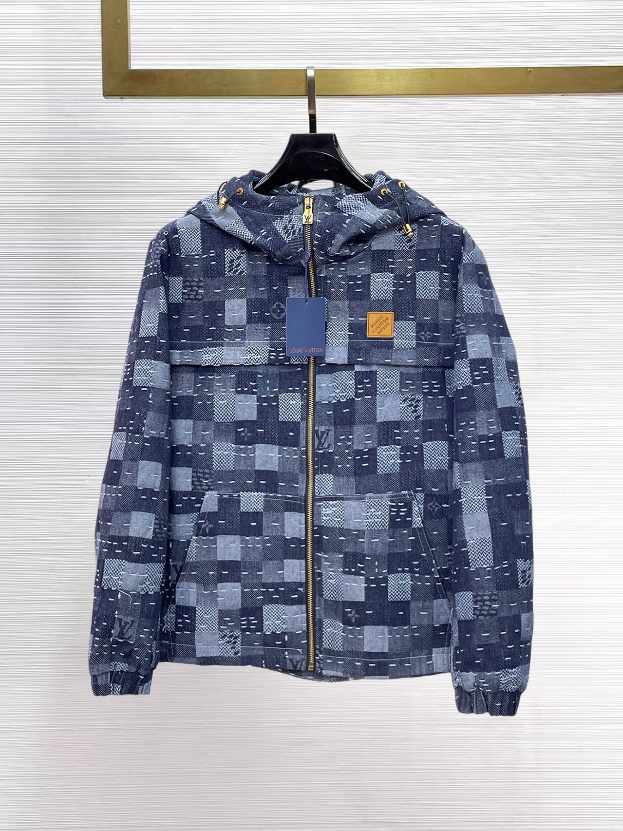 NO:869345,LV 2026ss spring new denim full high-end version!  High-end fabric accessories, high breathability and comfort, impeccable details, exquisite workmanship and complex craftsmanship, casual tailoring, awesome upper body shape, color blue, code number 48-56,, Louis Vuitton,19860909LV 2026ss春季新款牛仔 全高端版本！高定面料辅料,透气舒适度高,细节无可挑剔,做工考究工艺复杂,呈现休闲裁剪,上身版型超赞 颜色蓝色 码数48-56,,louis vuitton,,Men's clothing