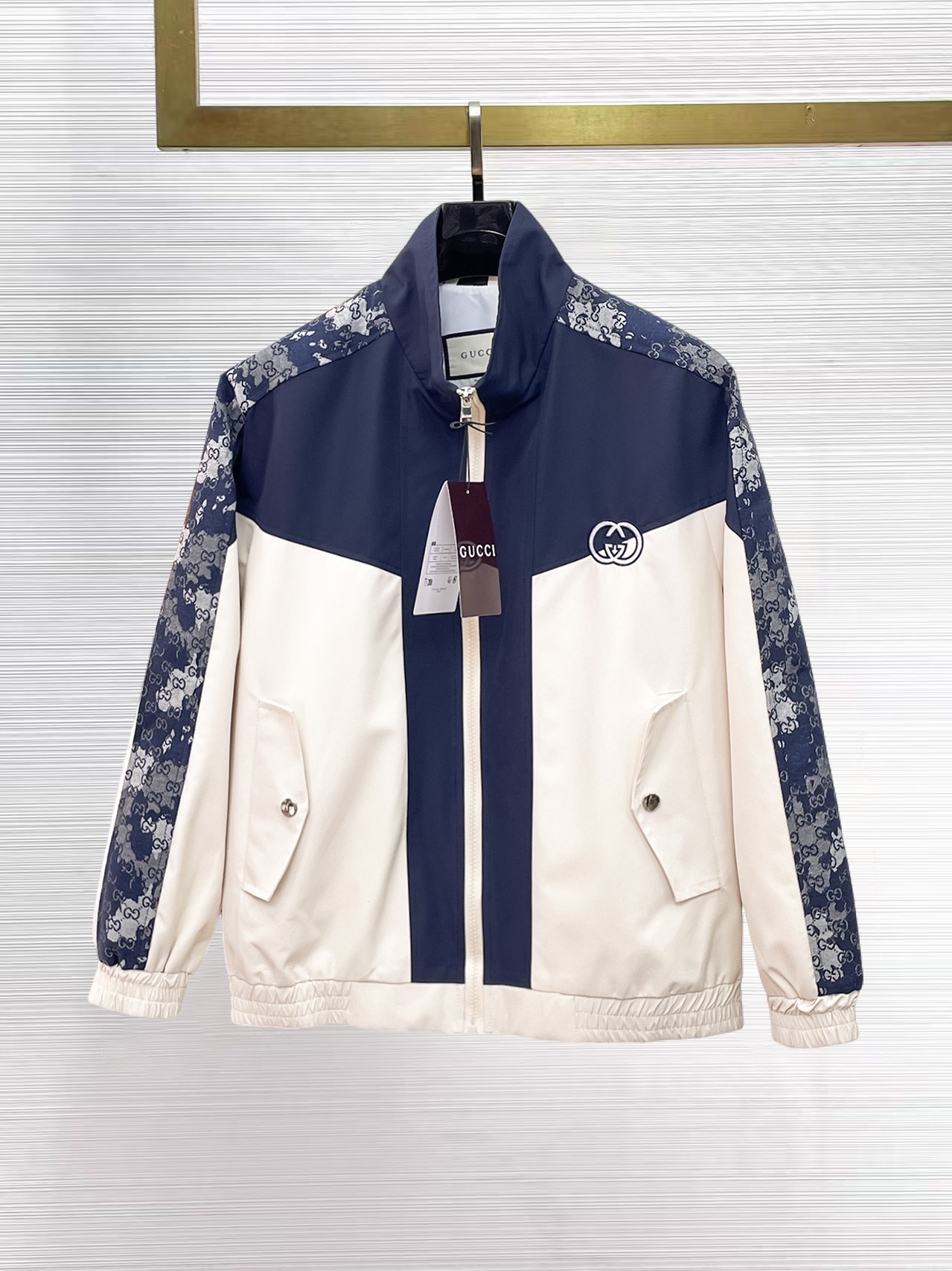 NO:869367,Gucci spring 2026 latest fashion designer jacket. Every detail shows high-end craftsmanship. The design changes of structural tailoring show men's diverse image changes. They are slim and neat, and tailored to meet the current popular multi-layered wear. Versatile style for life. Size 48-56,,jackets & coats,jackets & coats,19860909古奇 春款2026最新款时尚设计师款夹克外套.处处细节显工艺足够的高级 结构性剪裁的设计改变来展现男士多样的形象变化,修身利落、剪裁合体,满足时下正流行的多层次穿搭,生活百搭款式 码数48-56,,jackets & coats,jackets & coats,,Men's clothing