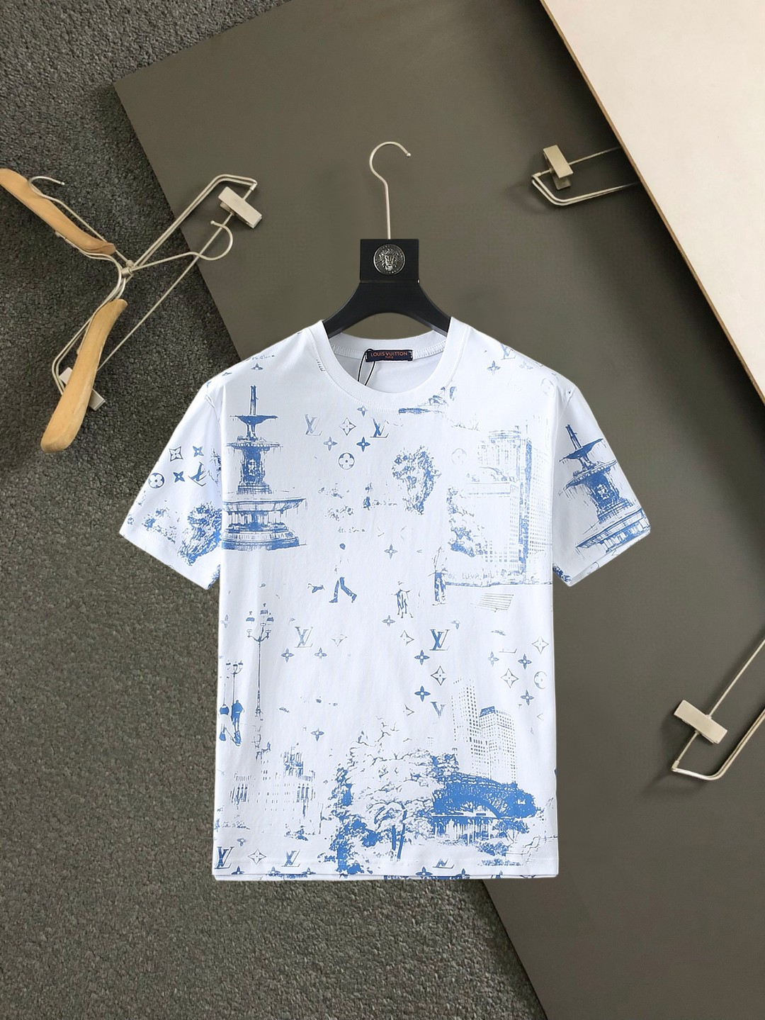 NO:859546,LV top products 2026 spring and summer new debut counter latest short-sleeved round neck T-shirt, high-end customization, avant-garde and fashionable design!  The brand logo is designed with heavy craftsmanship. High-end customized 260g fabric. Soft to the touch. Comfortable to wear. Exquisite stitching at the counter level. Fine workmanship. The upper body effect is incomparably handsome!  A must-have item for a stylish man!  Size M-XXXL,,louis vuitton,T-shirt,tees,t-shirt,19860909LV 顶级货品2026春夏新款首发专柜最新款短袖圆领T恤 高端订制 设计前卫时尚！品牌logo重工艺设计 高端定制260克面料.手感柔软.穿着舒适.专柜级别精致车线.做工精细.上身效果无敌帅气！型男必备单品！码数M-XXXL,,louis vuitton,T-shirt,tees，t-shirt,,Men's clothing