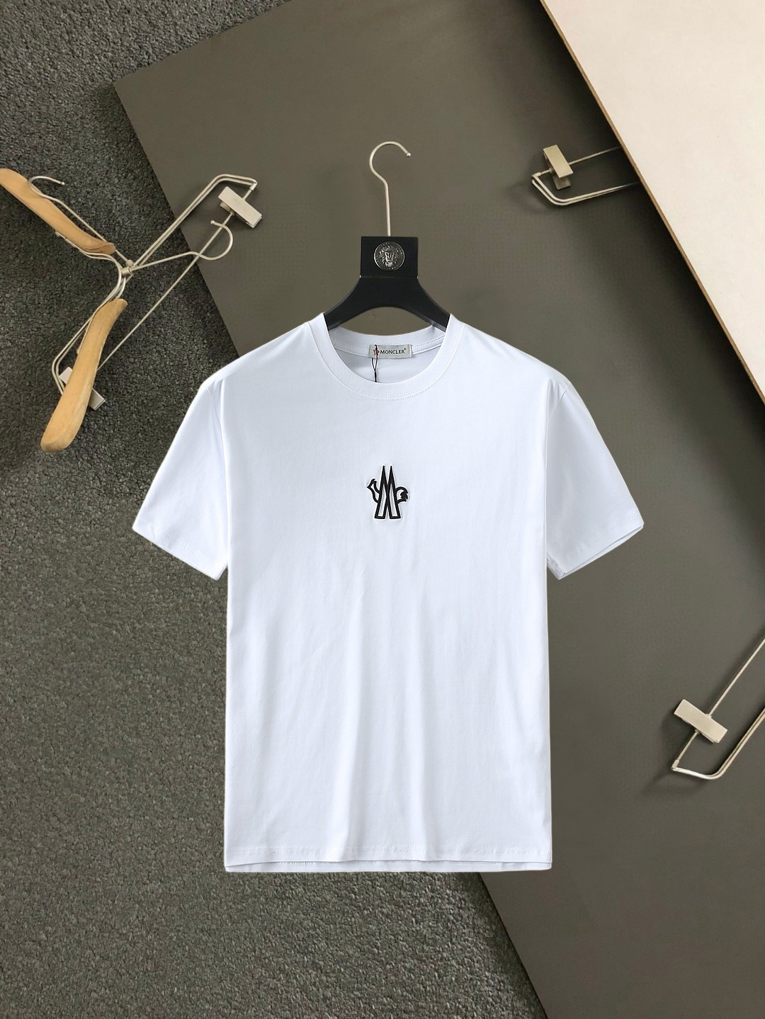 NO:859558,Mengkou's top products 2026 spring and summer new debut counter latest short-sleeved round neck T-shirt high-end custom design avant-garde fashion!  The brand logo is designed with heavy craftsmanship. High-end customized 260g fabric. Soft to the touch. Comfortable to wear. Exquisite stitching at the counter level. Fine workmanship. The upper body effect is incomparably handsome!  A must-have item for a stylish man!  Size M-XXXL,,Moncler,T-shirt,tees,t-shirt,19860909蒙口顶级货品2026春夏新款首发专柜最新款短袖圆领T恤 高端订制 设计前卫时尚！品牌logo重工艺设计 高端定制260克面料.手感柔软.穿着舒适.专柜级别精致车线.做工精细.上身效果无敌帅气！型男必备单品！码数M-XXXL,,Moncler,T-shirt,tees，t-shirt,,Men's clothing