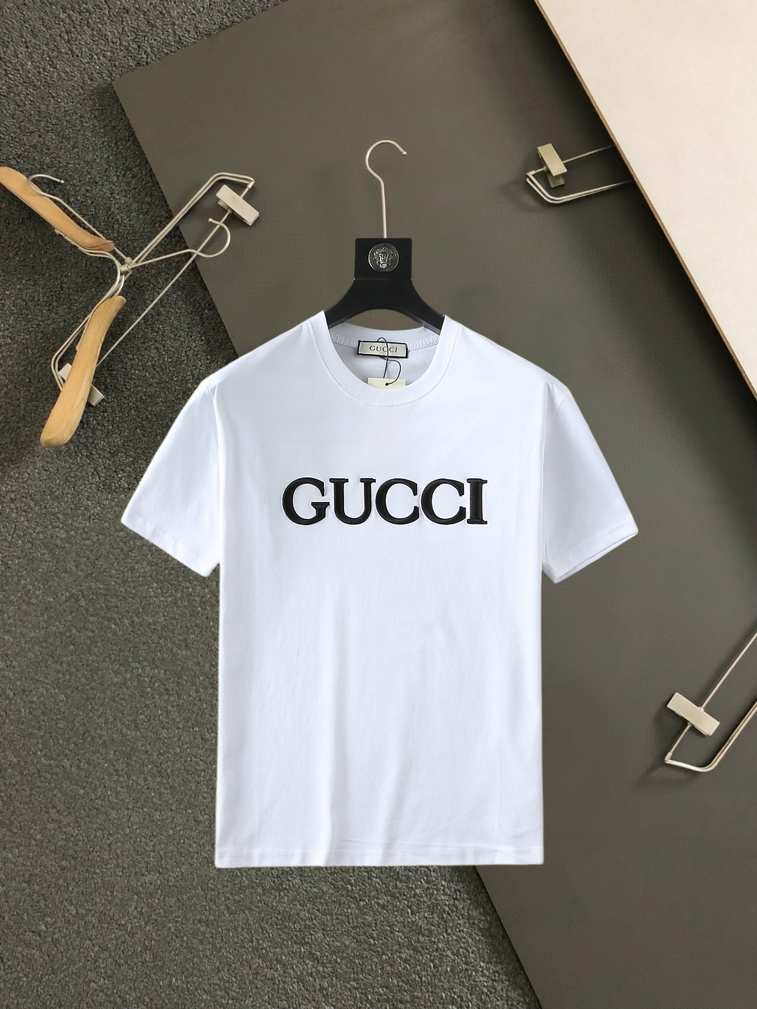 NO:859568,Gucci's top products 2026 spring and summer new debut counter, the latest short-sleeved round neck T-shirt, high-end customization, avant-garde and fashionable design!  The brand logo is designed with heavy craftsmanship. High-end customized 260g fabric. Soft to the touch. Comfortable to wear. Exquisite stitching at the counter level. Fine workmanship. The upper body effect is incomparably handsome!  A must-have item for a stylish man!  Size M-XXXL,,T-shirt,tees,t-shirt,19860909古奇顶级货品2026春夏新款首发专柜最新款短袖圆领T恤 高端订制 设计前卫时尚！品牌logo重工艺设计 高端定制260克面料.手感柔软.穿着舒适.专柜级别精致车线.做工精细.上身效果无敌帅气！型男必备单品！码数M-XXXL,,T-shirt,tees，t-shirt,,Men's clothing