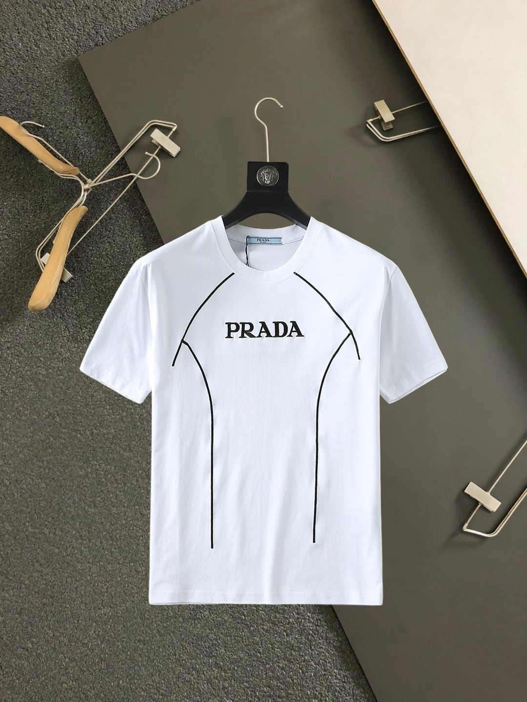 NO:859469,Prada's top products 2026 spring and summer new debut counter latest short-sleeved round neck T-shirt, high-end customization, avant-garde and fashionable design!  The brand logo is designed with heavy craftsmanship. High-end customized 260g fabric. Soft to the touch. Comfortable to wear. Exquisite stitching at the counter level. Fine workmanship. The upper body effect is incomparably handsome!  A must-have item for a stylish man!  Size M-XXXL,,prada,T-shirt,tees,t-shirt,19860909普拉达 顶级货品2026春夏新款首发专柜最新款短袖圆领T恤 高端订制 设计前卫时尚！品牌logo重工艺设计 高端定制260克面料.手感柔软.穿着舒适.专柜级别精致车线.做工精细.上身效果无敌帅气！型男必备单品！码数M-XXXL,,prada,T-shirt,tees，t-shirt,,Men's clothing