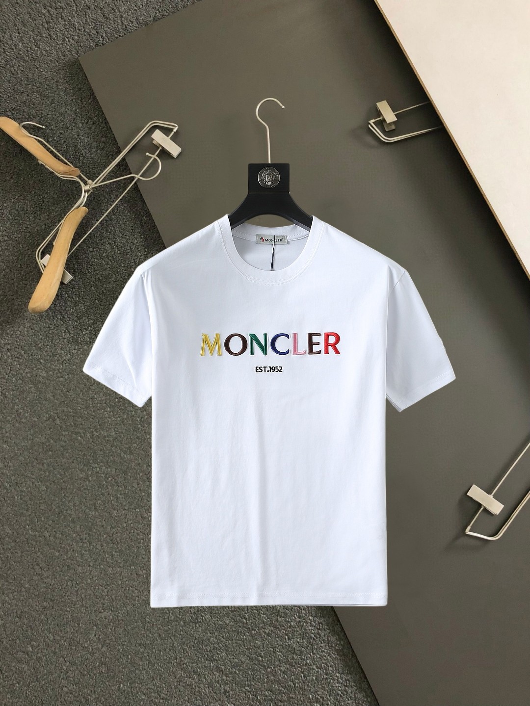 NO:859480,Mengkou's top products 2026 spring and summer new debut counter latest short-sleeved round neck T-shirt high-end custom design avant-garde fashion!  The brand logo is designed with heavy craftsmanship. High-end customized 260g fabric. Soft to the touch. Comfortable to wear. Exquisite stitching at the counter level. Fine workmanship. The upper body effect is incomparably handsome!  A must-have item for a stylish man!  Size M-XXXL,,Moncler,T-shirt,tees,t-shirt,19860909蒙口顶级货品2026春夏新款首发专柜最新款短袖圆领T恤 高端订制 设计前卫时尚！品牌logo重工艺设计 高端定制260克面料.手感柔软.穿着舒适.专柜级别精致车线.做工精细.上身效果无敌帅气！型男必备单品！码数M-XXXL,,Moncler,T-shirt,tees，t-shirt,,Men's clothing