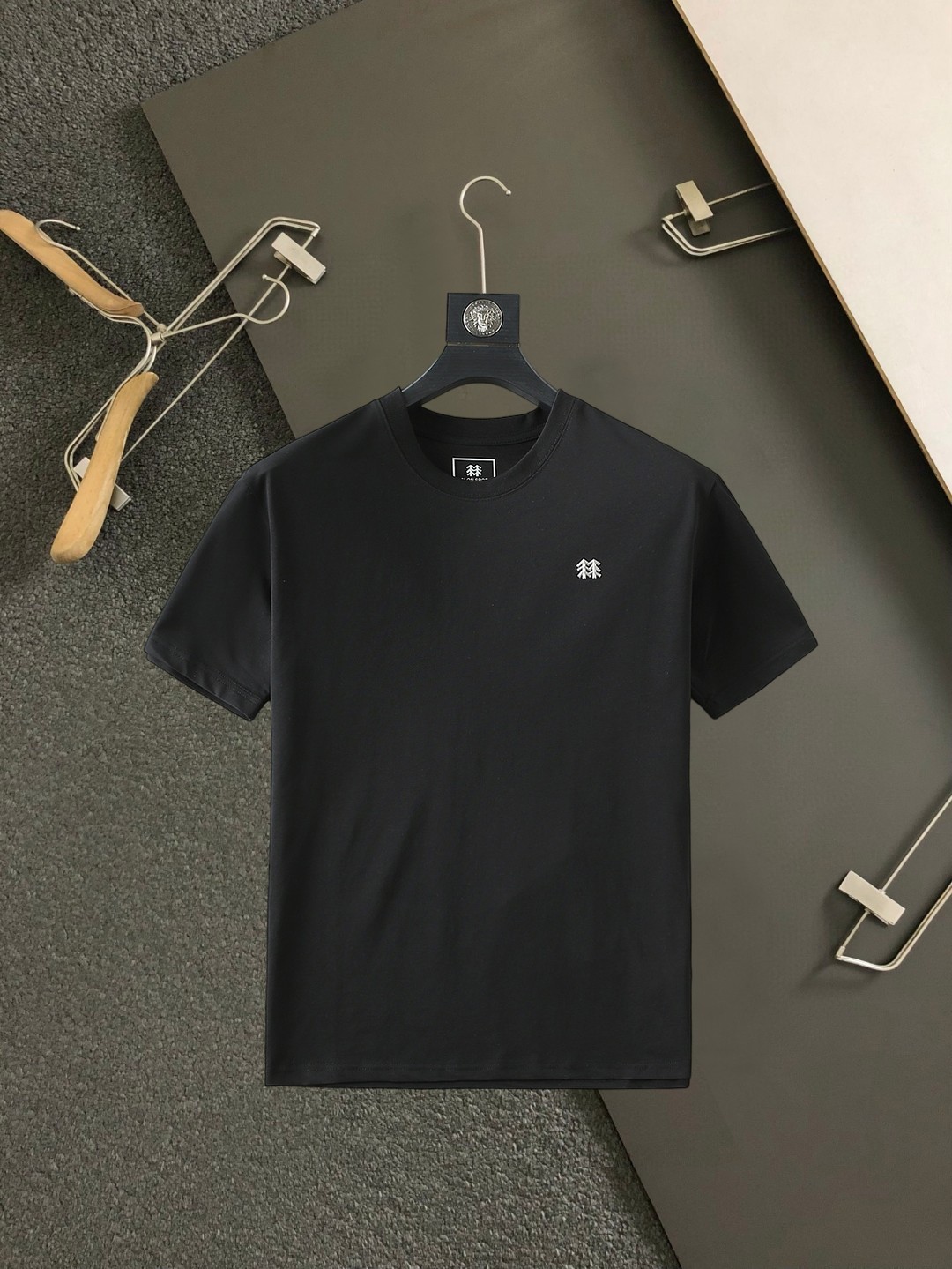NO:859498,Kolon's top products 2026 spring and summer new debut counter latest short-sleeved round neck T-shirt high-end custom design avant-garde fashion!  The brand logo is designed with heavy craftsmanship. High-end customized 260g fabric. Soft to the touch. Comfortable to wear. Exquisite stitching at the counter level. Fine workmanship. The upper body effect is incomparably handsome!  A must-have item for a stylish man!  Size M-XXXL,,T-shirt,tees,t-shirt,19860909可隆顶级货品2026春夏新款首发专柜最新款短袖圆领T恤 高端订制 设计前卫时尚！品牌logo重工艺设计 高端定制260克面料.手感柔软.穿着舒适.专柜级别精致车线.做工精细.上身效果无敌帅气！型男必备单品！码数M-XXXL,,T-shirt,tees，t-shirt,,Men's clothing