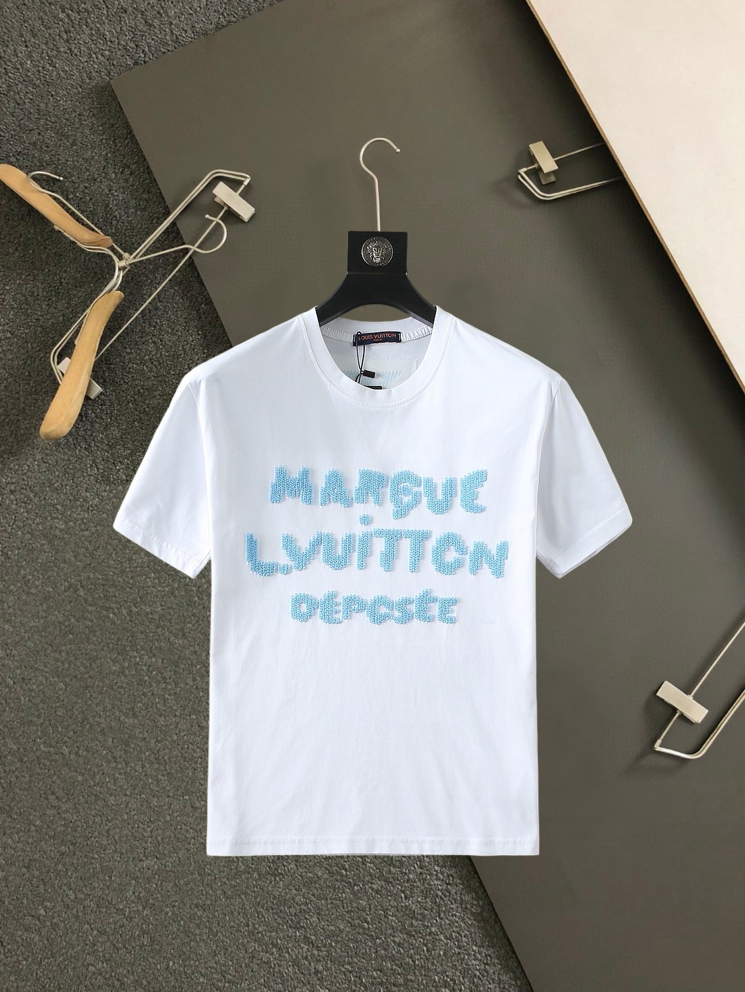 NO:859507,LV top products 2026 spring and summer new debut counter latest short-sleeved round neck T-shirt, high-end customization, avant-garde and fashionable design!  The brand logo is designed with heavy craftsmanship. High-end customized 260g fabric. Soft to the touch. Comfortable to wear. Exquisite stitching at the counter level. Fine workmanship. The upper body effect is incomparably handsome!  A must-have item for a stylish man!  Size M-XXXL,,louis vuitton,T-shirt,tees,t-shirt,19860909LV 顶级货品2026春夏新款首发专柜最新款短袖圆领T恤 高端订制 设计前卫时尚！品牌logo重工艺设计 高端定制260克面料.手感柔软.穿着舒适.专柜级别精致车线.做工精细.上身效果无敌帅气！型男必备单品！码数M-XXXL,,louis vuitton,T-shirt,tees，t-shirt,,Men's clothing