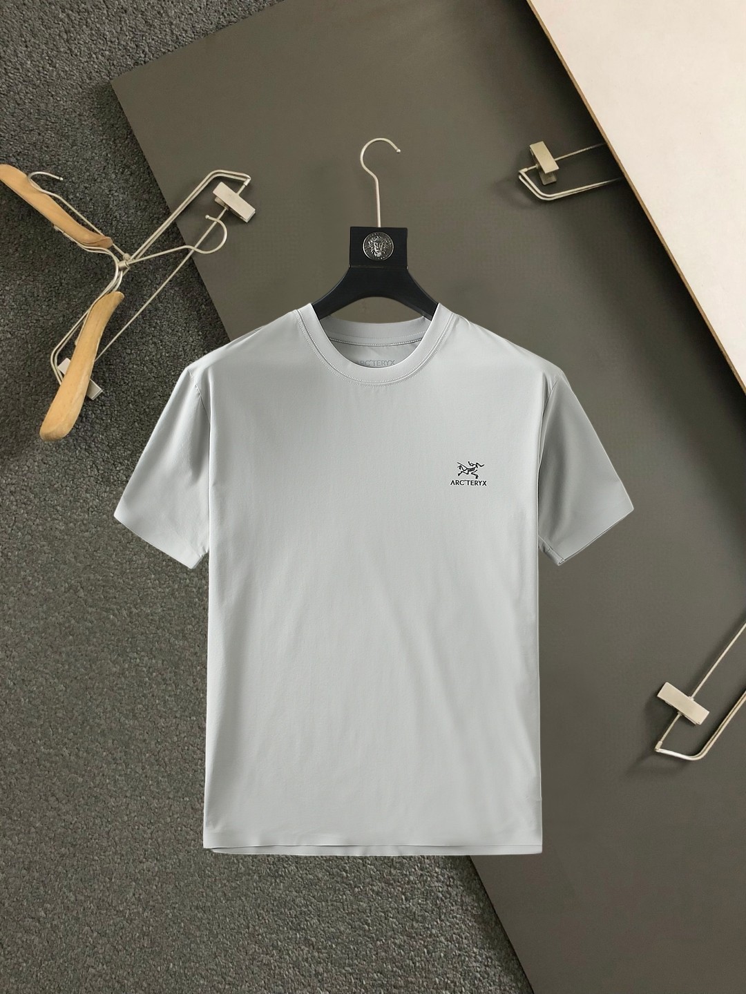 NO:859520,Arc'teryx's top products 2026 spring and summer new debut counter latest short-sleeved round neck T-shirt high-end custom design avant-garde fashion!  The brand logo is designed with heavy craftsmanship. High-end customized 260g fabric. Soft to the touch. Comfortable to wear. Exquisite stitching at the counter level. Fine workmanship. The upper body effect is incomparably handsome!  A must-have item for a stylish man!  Size M-XXXL,arc'teryx,T-shirt,tees,t-shirt,19860909始祖鸟 顶级货品2026春夏新款首发专柜最新款短袖圆领T恤 高端订制 设计前卫时尚！品牌logo重工艺设计 高端定制260克面料.手感柔软.穿着舒适.专柜级别精致车线.做工精细.上身效果无敌帅气！型男必备单品！码数M-XXXL,arc'teryx,T-shirt,tees，t-shirt,,Men's clothing
