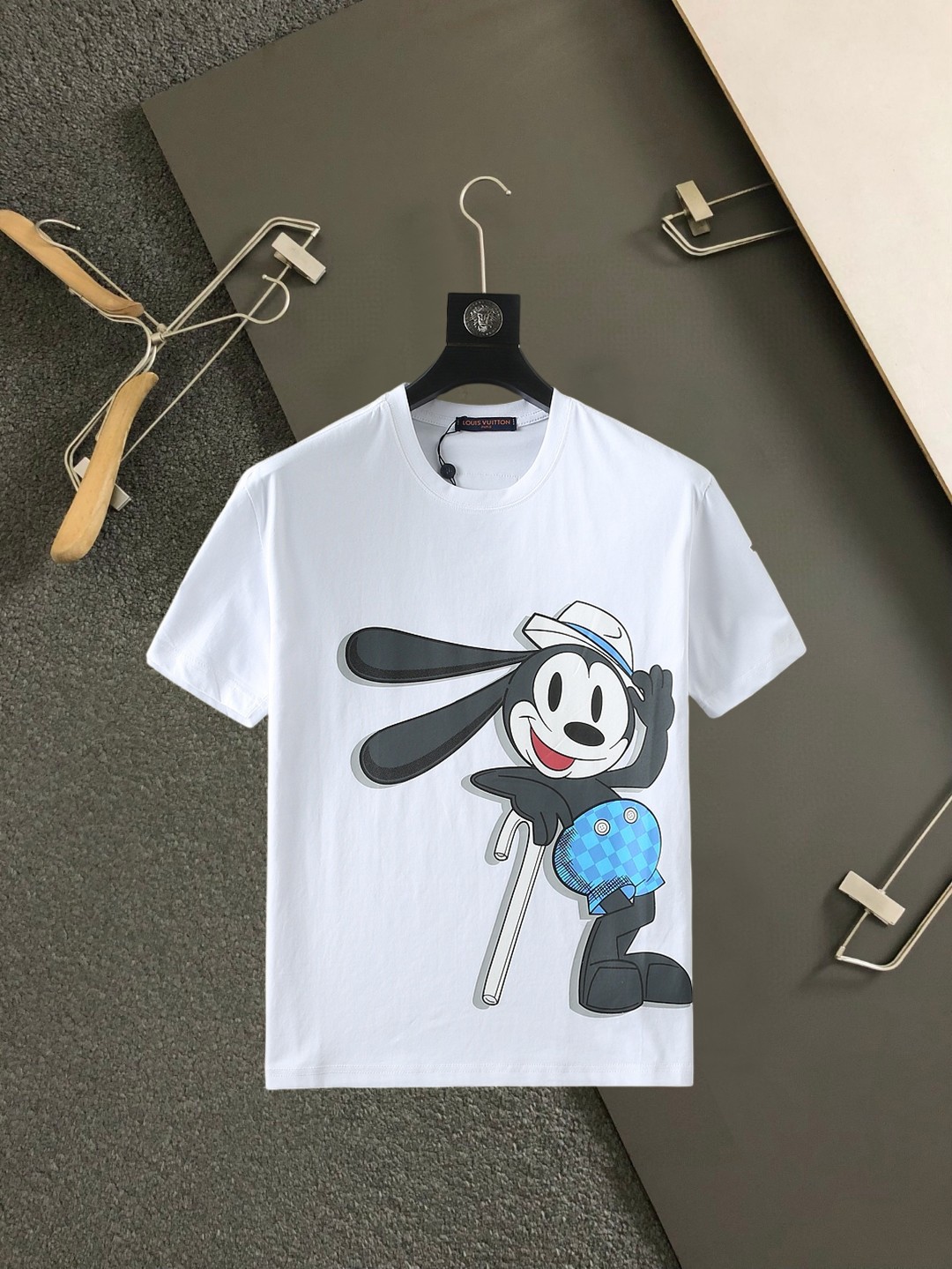 NO:859533,LV top products 2026 spring and summer new debut counter latest short-sleeved round neck T-shirt, high-end customization, avant-garde and fashionable design!  The brand logo is designed with heavy craftsmanship. High-end customized 260g fabric. Soft to the touch. Comfortable to wear. Exquisite stitching at the counter level. Fine workmanship. The upper body effect is incomparably handsome!  A must-have item for a stylish man!  Size M-XXXL,,louis vuitton,T-shirt,tees,t-shirt,19860909LV 顶级货品2026春夏新款首发专柜最新款短袖圆领T恤 高端订制 设计前卫时尚！品牌logo重工艺设计 高端定制260克面料.手感柔软.穿着舒适.专柜级别精致车线.做工精细.上身效果无敌帅气！型男必备单品！码数M-XXXL,,louis vuitton,T-shirt,tees，t-shirt,,Men's clothing